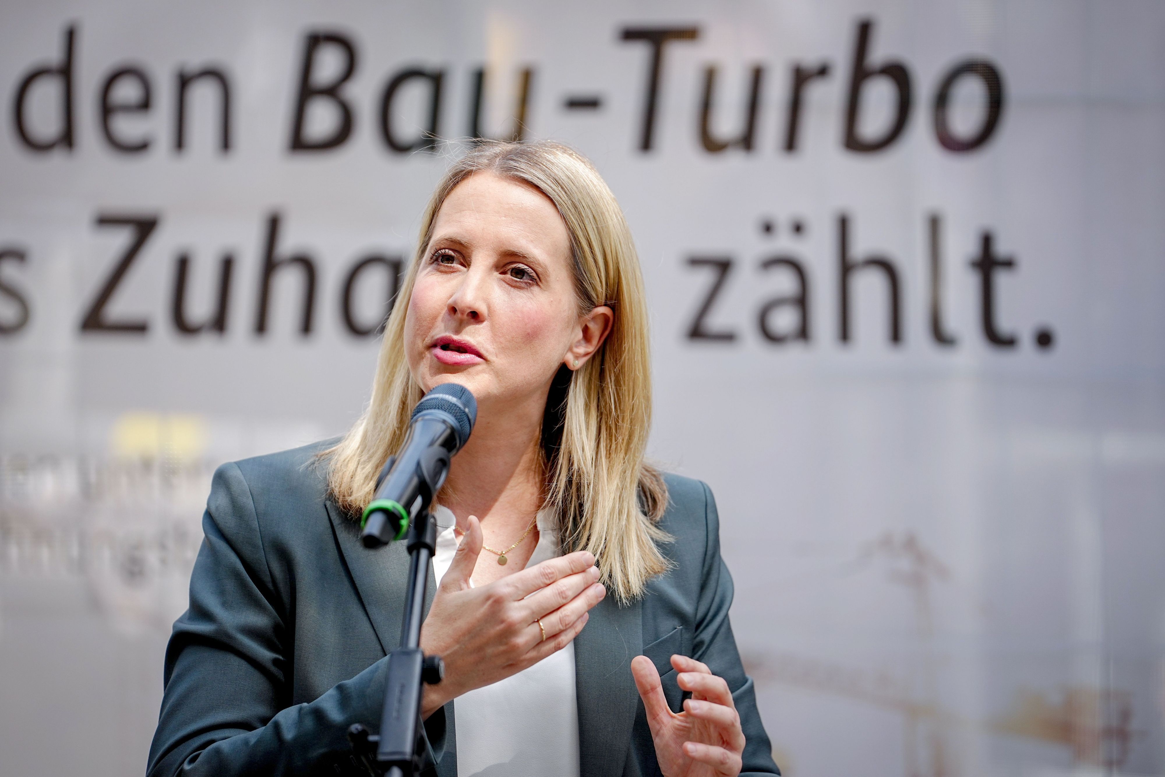 Verena Hubertz (SPD), Bundesministerin für Wohnen, Stadtentwicklung und Bauwesen, gibt eine Pressekonferenz nach der Sitzung des Bundeskabinetts auf einer Berliner Baustelle zum „Bau-Turbo“. (Archivbild)