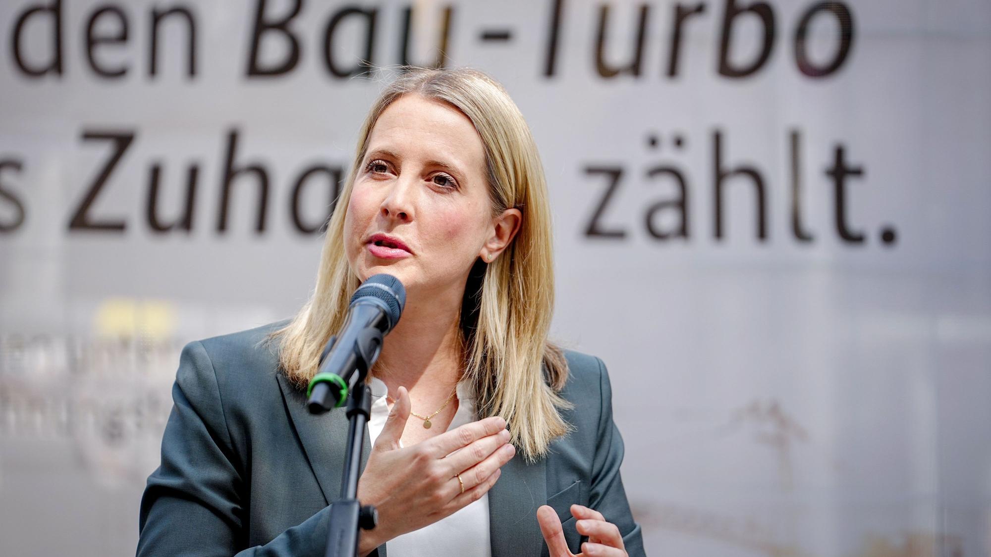Verena Hubertz (SPD), Bundesministerin für Wohnen, Stadtentwicklung und Bauwesen, gibt eine Pressekonferenz nach der Sitzung des Bundeskabinetts auf einer Berliner Baustelle zum „Bau-Turbo“. (Archivbild)
