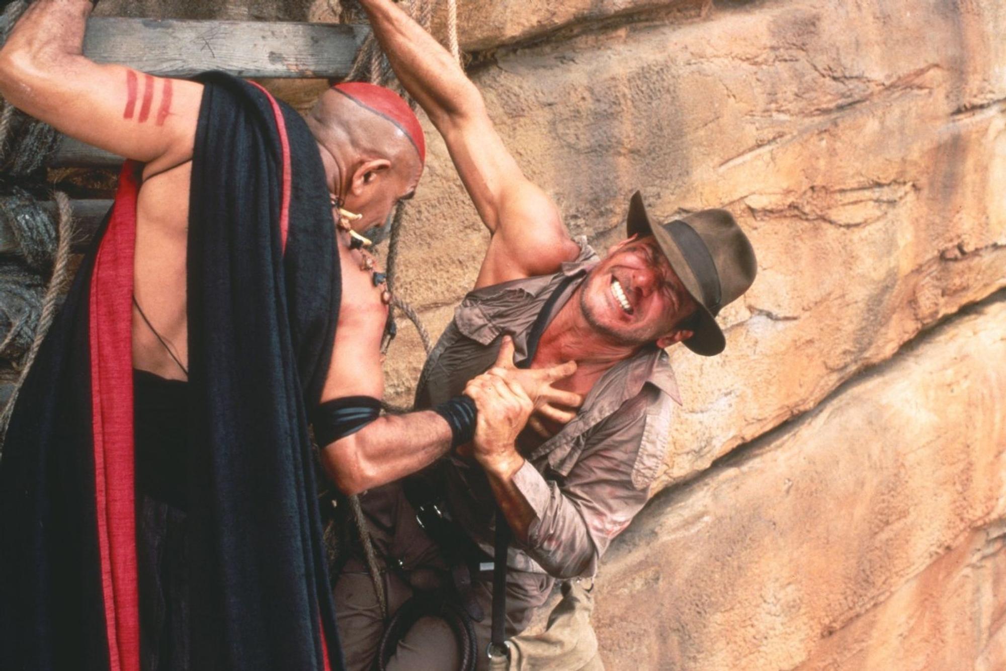 Der Hohepriester Mola Ram (Amrish Puri, rechts) will Indy (Harrison Ford) nicht nur an die Gurgel, sondern auch ans Herz. (Bild: ProSieben / Paramount Pictures)