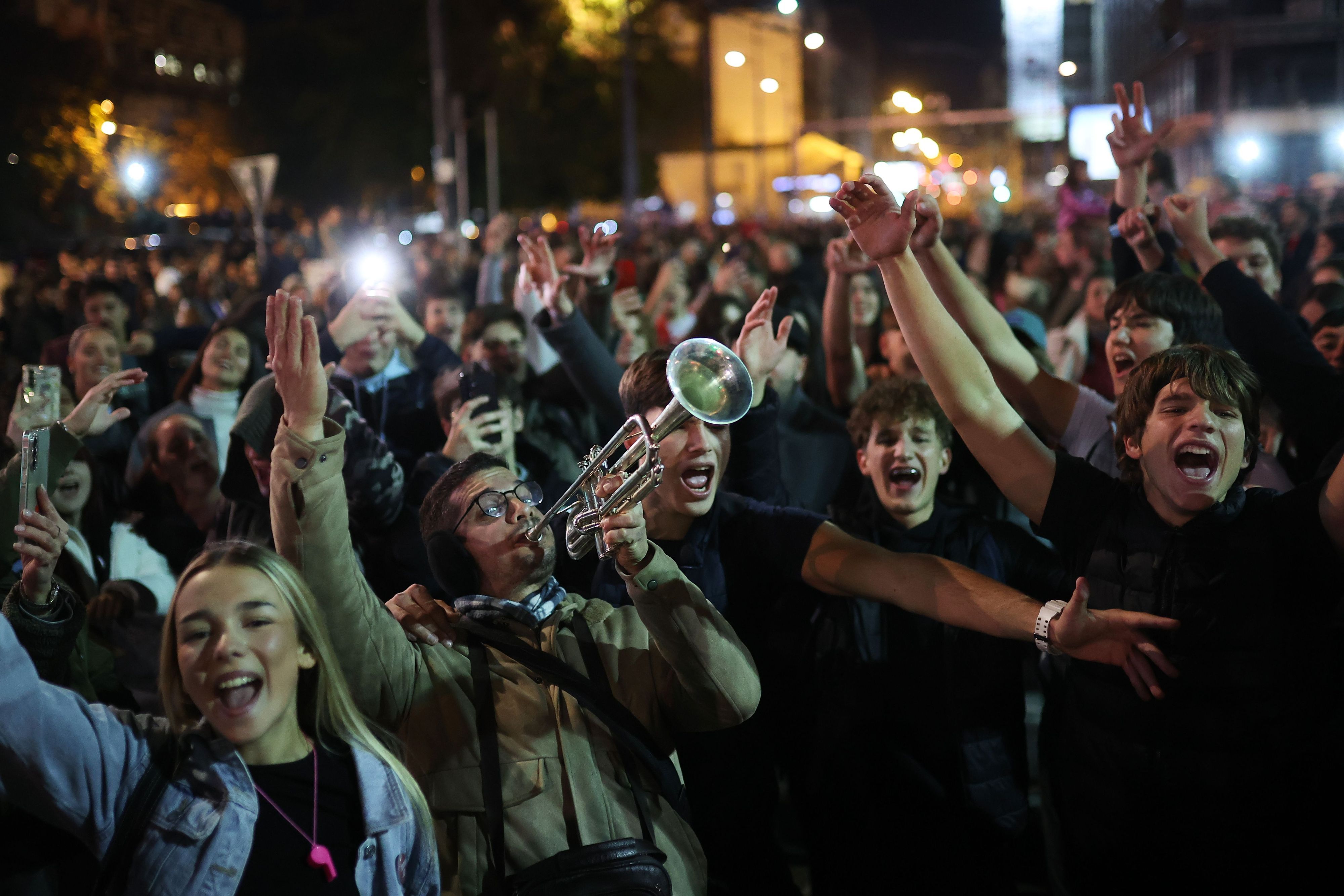 26.10.2026, Serbien, Belgrad: Die Menschen feiern einen Tag, nachdem die von Studenten angeführte Oppositionsbewegung die Parlamentswahlen gewonnen und die regierende Serbische Fortschrittspartei (SNS) von Vučić besiegt hat. Foto: Armin Durgut/AP/dpa +++ dpa-Bildfunk +++