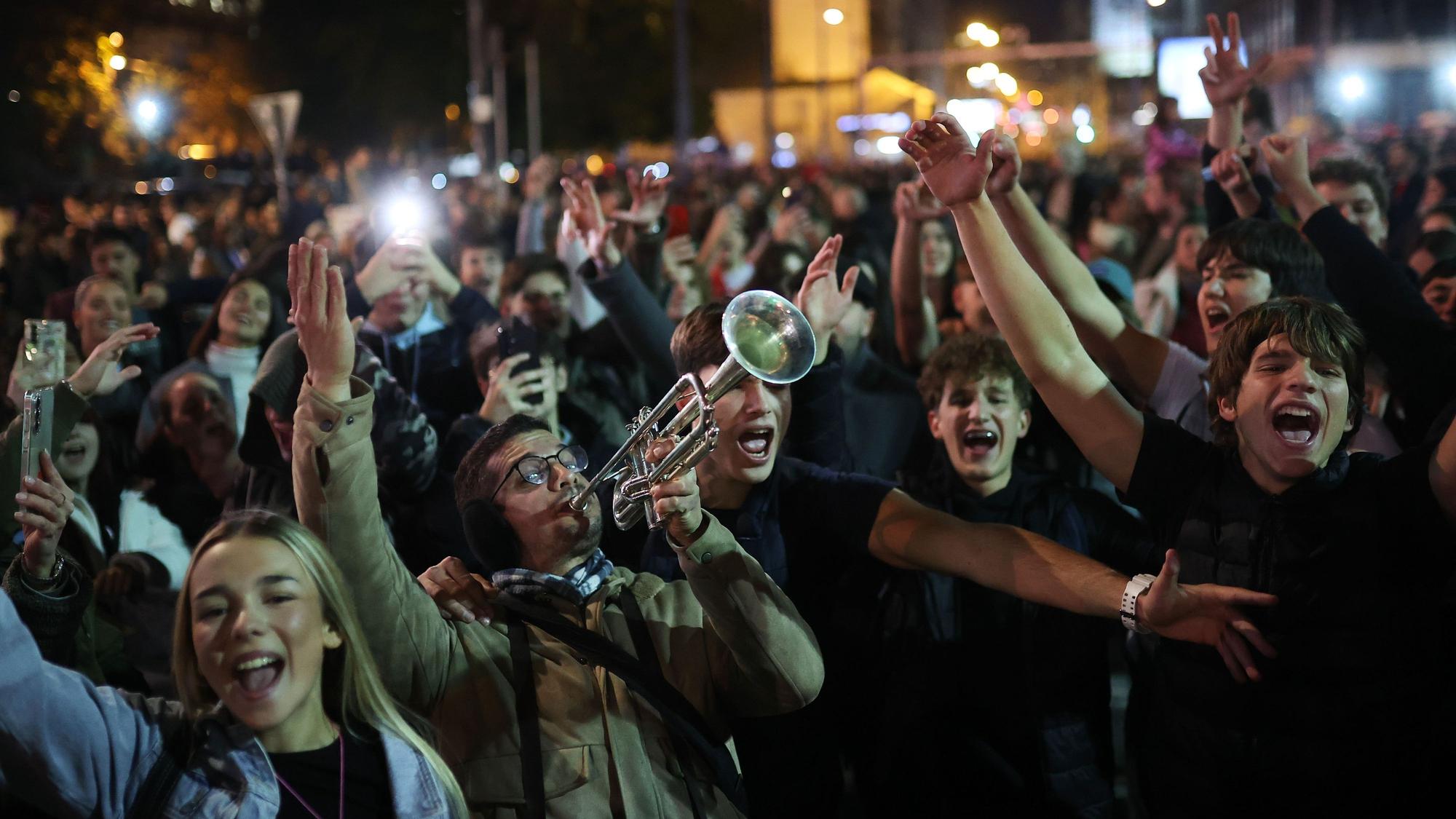 26.10.2026, Serbien, Belgrad: Die Menschen feiern einen Tag, nachdem die von Studenten angeführte Oppositionsbewegung die Parlamentswahlen gewonnen und die regierende Serbische Fortschrittspartei (SNS) von Vučić besiegt hat. Foto: Armin Durgut/AP/dpa +++ dpa-Bildfunk +++