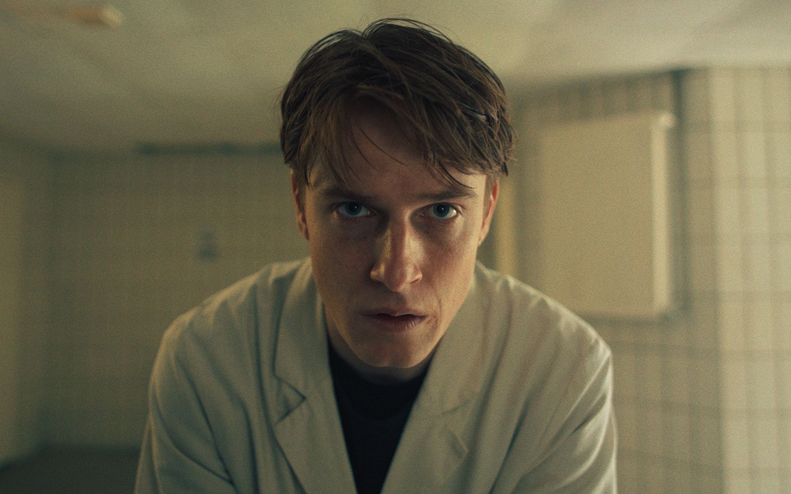 Im Krimi-Drama „Frisch“ (2024) mit Louis Hofmann (Bild) in der Hauptrolle spricht Ralf Richter den Erzähler.  (Bild: ZDF/Leonhard Kairat_PortauPrincePictures_WeydemannBros)