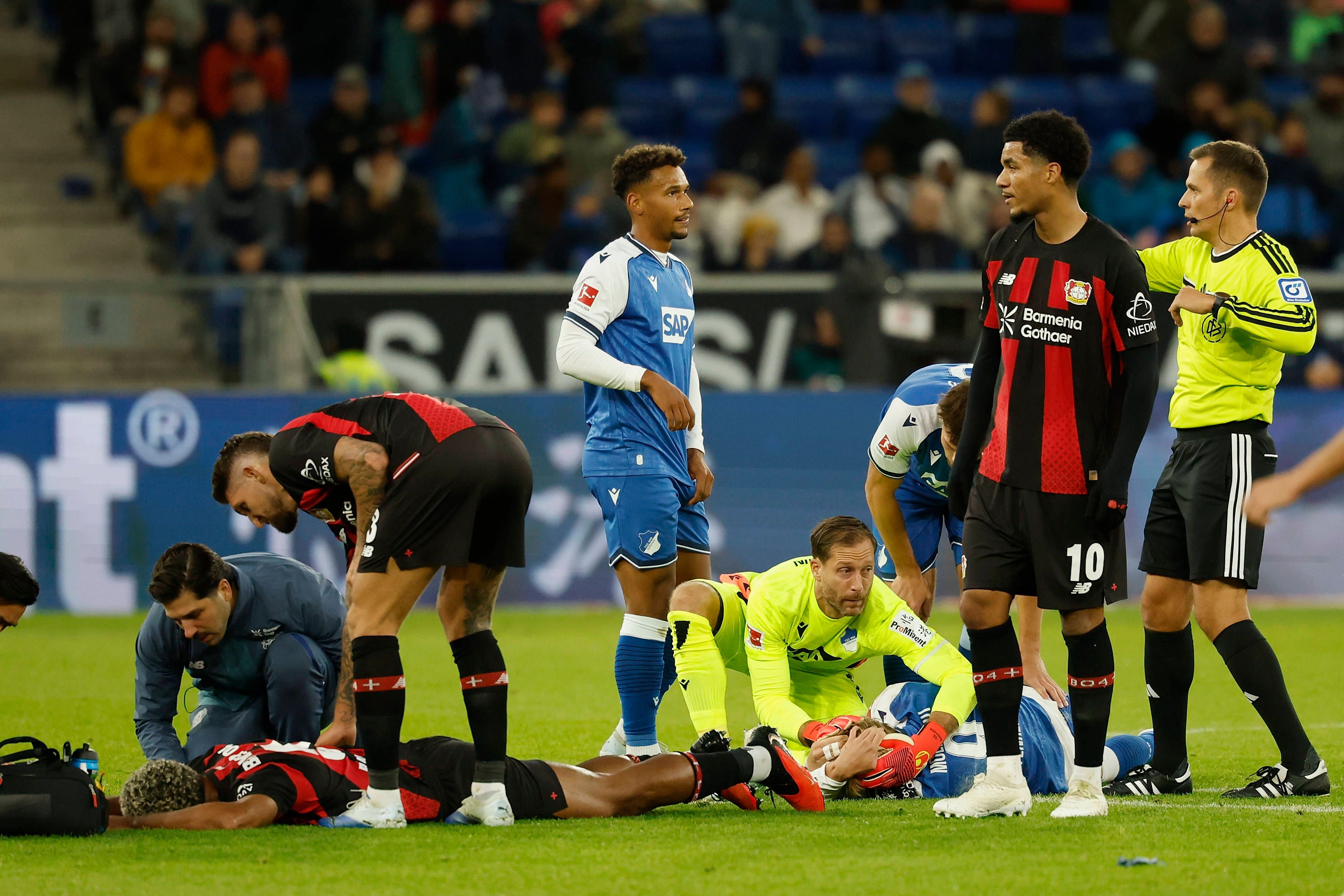 v.l.n.r.: LoÃc BadÃ , Loic Bade Bayer 04 Leverkusen und Max Moerstedt TSG Hoffenheim knallen mit den Köpfen zusammen und bleiben liegen, im Bundesliga-Spiel zwischen der TSG 1899 Hoffenheim und Bayer 04 Leverkusen in der PreZero Arena, Sinsheim, Deutschland, am 25. Oktober 2026. in action during the Bundesliga match between TSG 1899 Hoffenheim and Bayer 04 Leverkusen at the PreZero Arena, Sinsheim, Germany, on October 25, 2026. DFB/DFL REGULATIONS PROHIBIT ANY USE OF PHOTOGRAPHS AS IMAGE SEQUENCES AND/OR QUASI-VIDEO, *** From left to right: Loïc Bade of Bayer 04 Leverkusen and Max Moerstedt of TSG Hoffenheim collide heads and remain on the ground during the Bundesliga match between TSG 1899 Hoffenheim and Bayer 04 Leverkusen at the PreZero Arena, Sinsheim, Germany, on October 25, 2026, in action during the Bundesliga match between TSG 1899 Hoffenheim and Bayer 04 Leverkusen at the PreZero Arena, Sinsheim, Germany, on October 25, 2026. DFB and DFL regulations prohibit any use of photographs as image sequences and/or quasi-video, Copyright: HMBxMedia/xHeikoxBecker