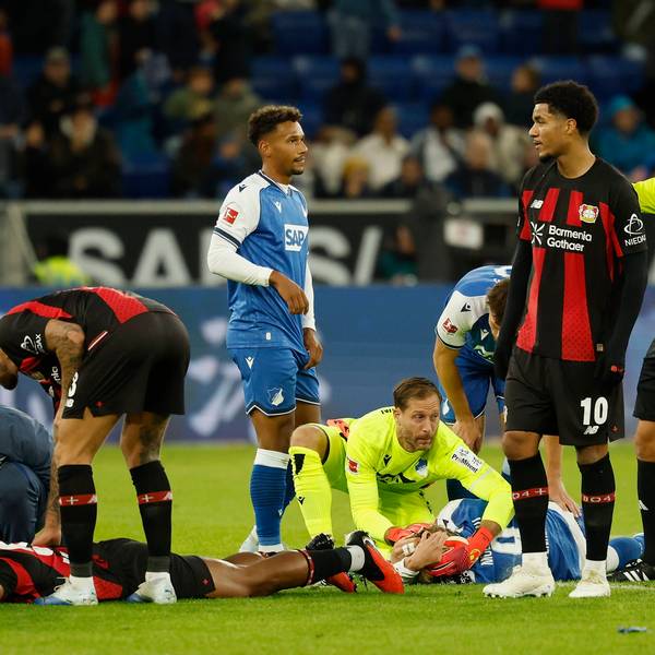 v.l.n.r.: LoÃc Badà , Loic Bade Bayer 04 Leverkusen und Max Moerstedt TSG Hoffenheim knallen mit den Köpfen zusammen und bleiben liegen, im Bundesliga-Spiel zwischen der TSG 1899 Hoffenheim und Bayer 04 Leverkusen in der PreZero Arena, Sinsheim, Deutschland, am 25. Oktober 2026. in action during the Bundesliga match between TSG 1899 Hoffenheim and Bayer 04 Leverkusen at the PreZero Arena, Sinsheim, Germany, on October 25, 2026. DFB/DFL REGULATIONS PROHIBIT ANY USE OF PHOTOGRAPHS AS IMAGE SEQUENCES AND/OR QUASI-VIDEO, *** From left to right: Loïc Bade of Bayer 04 Leverkusen and Max Moerstedt of TSG Hoffenheim collide heads and remain on the ground during the Bundesliga match between TSG 1899 Hoffenheim and Bayer 04 Leverkusen at the PreZero Arena, Sinsheim, Germany, on October 25, 2026, in action during the Bundesliga match between TSG 1899 Hoffenheim and Bayer 04 Leverkusen at the PreZero Arena, Sinsheim, Germany, on October 25, 2026. DFB and DFL regulations prohibit any use of photographs as image sequences and/or quasi-video, Copyright: HMBxMedia/xHeikoxBecker