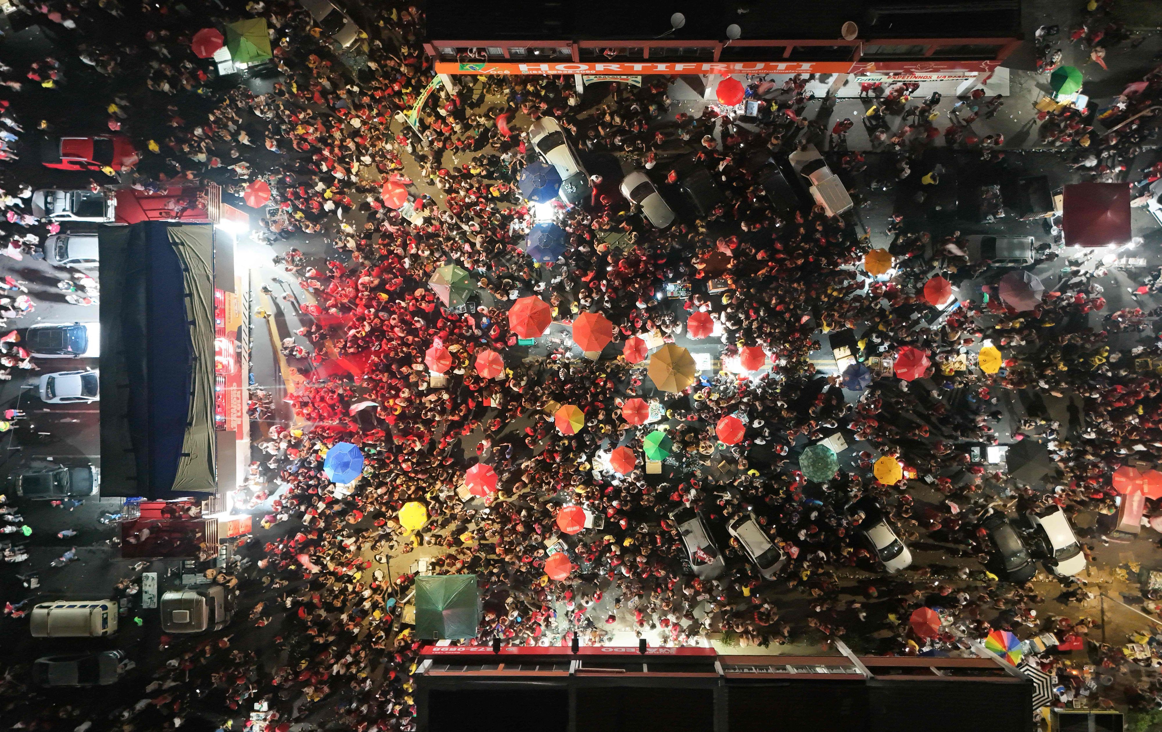 Luftaufnahme von Anhängern des brasilianischen Präsidenten und Präsidentschaftskandidaten Luiz Inácio Lula da Silva, die am 25. Oktober 2026 in Brasília,nach Bekanntgabe der Ergebnisse der Stichwahl um das Präsidentenamt jubeln.