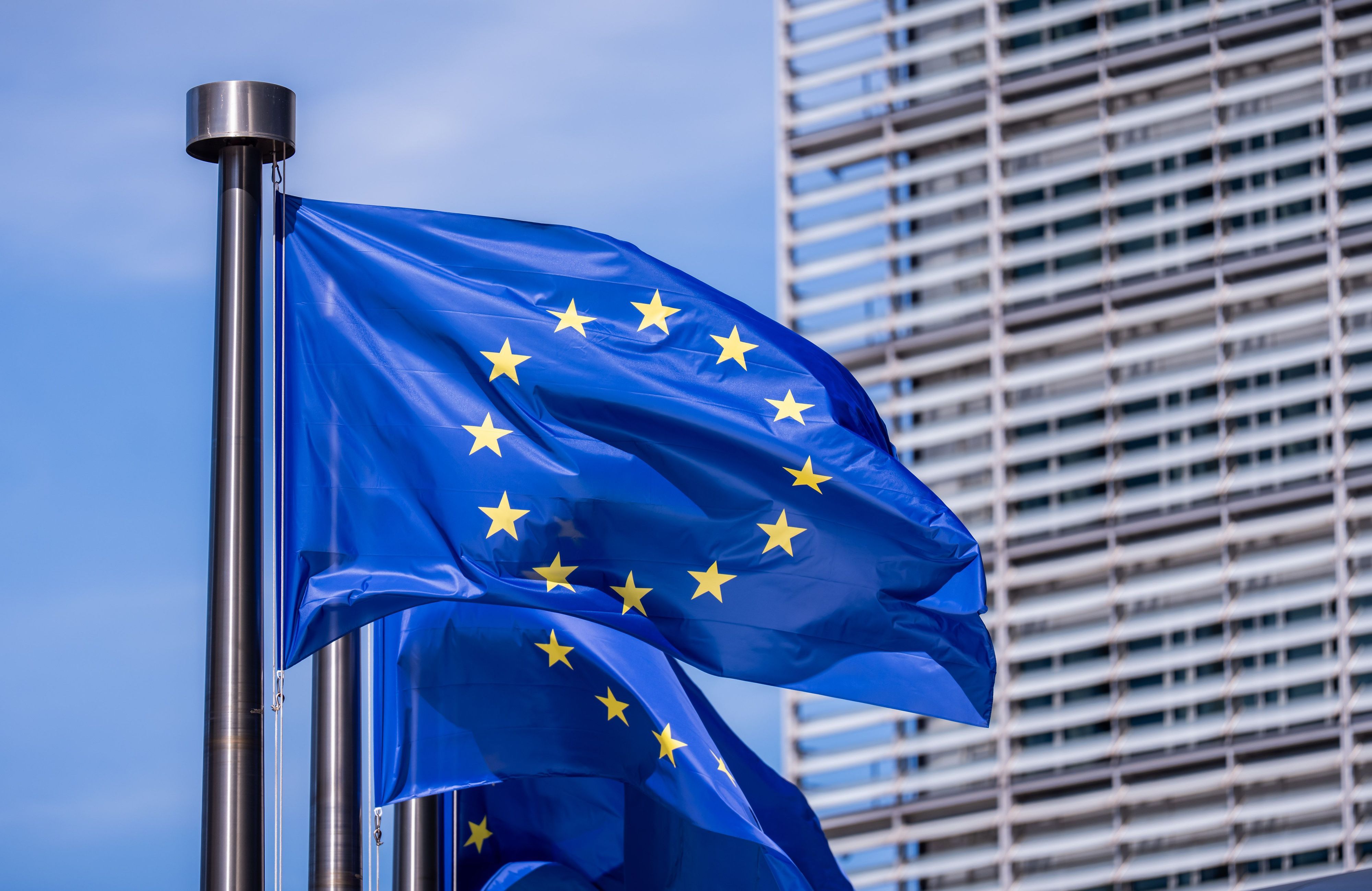 EU Flaggen wehen am Eingang zur Europäischen Kommission in Brüssel.