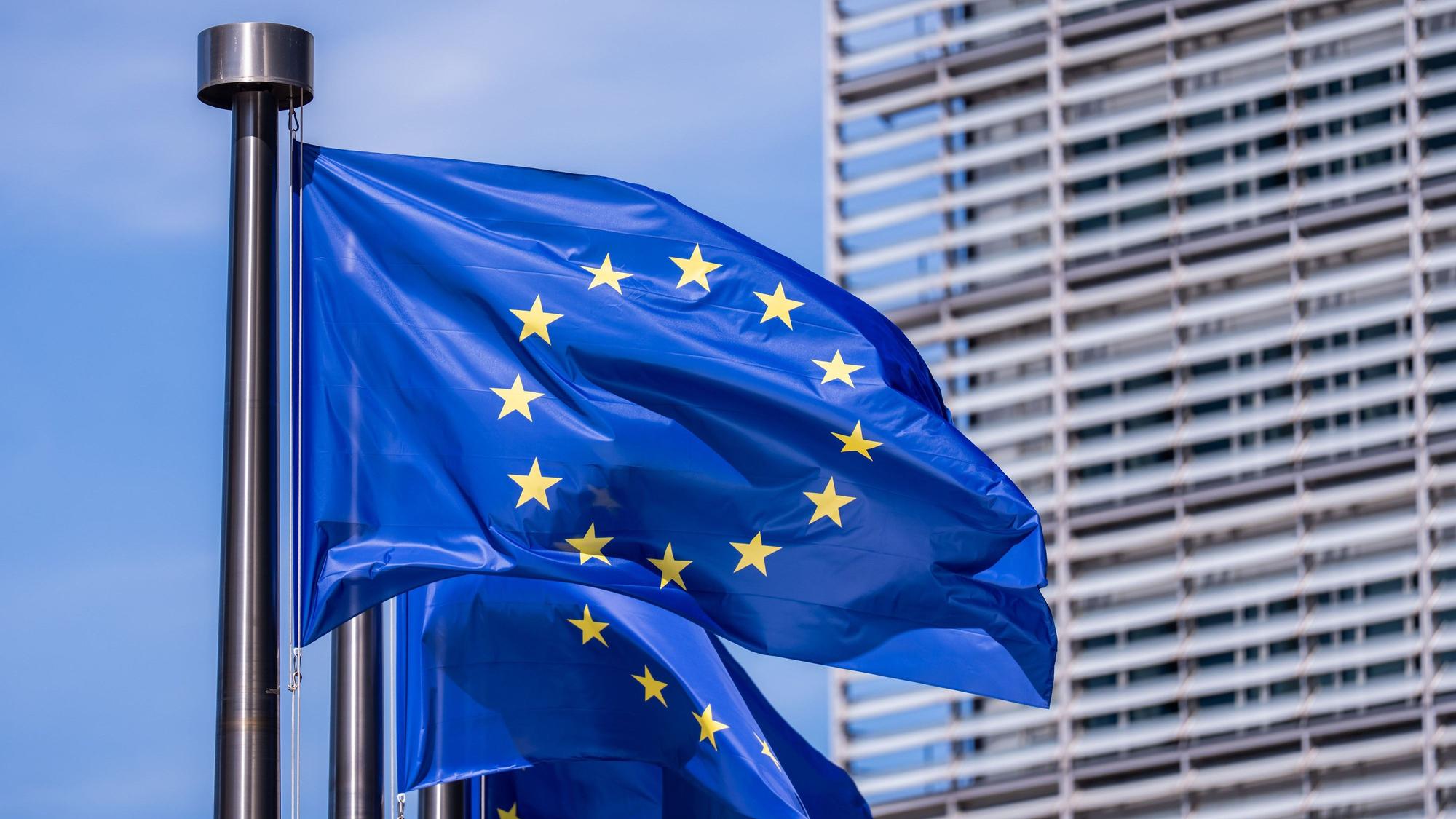 EU Flaggen wehen am Eingang zur Europäischen Kommission in Brüssel.
