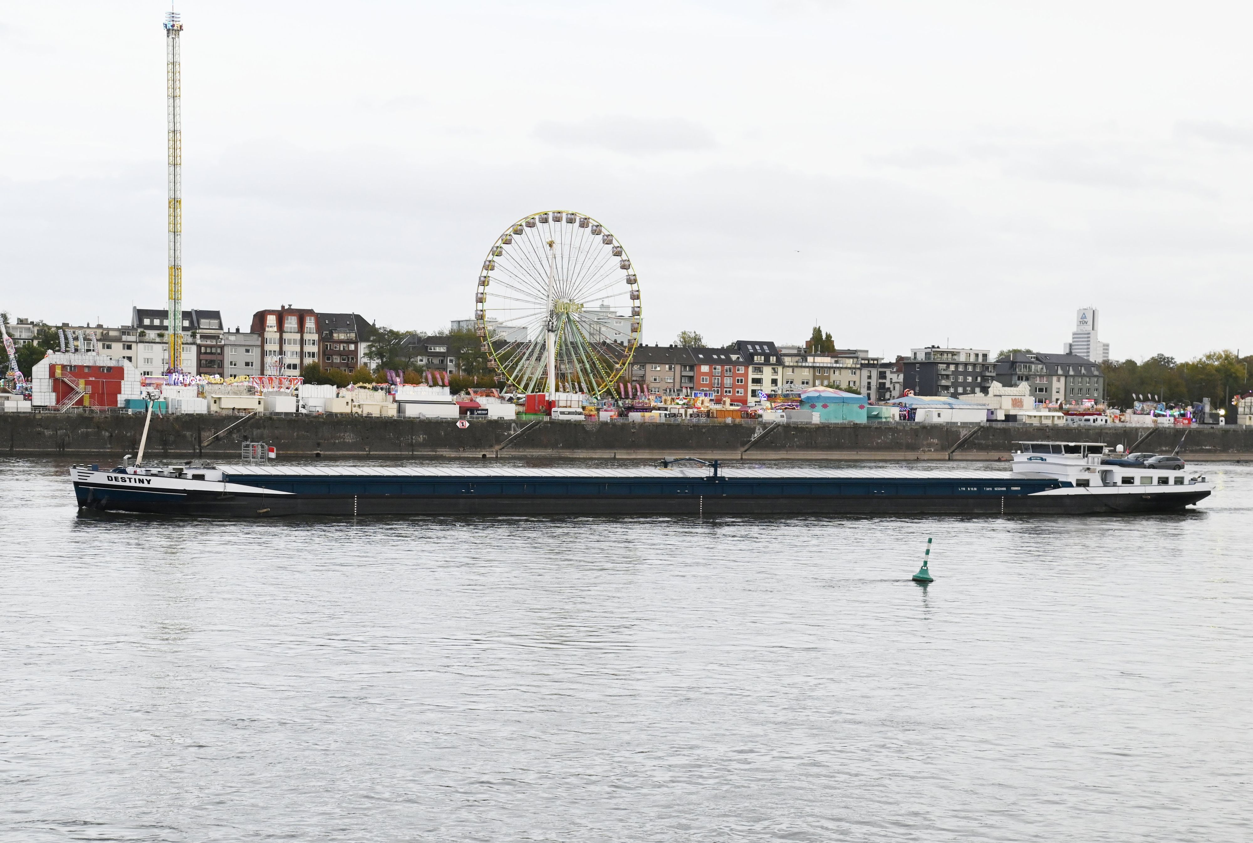 Ein Frachtschiff passiert die Deutzer Kirmes.
