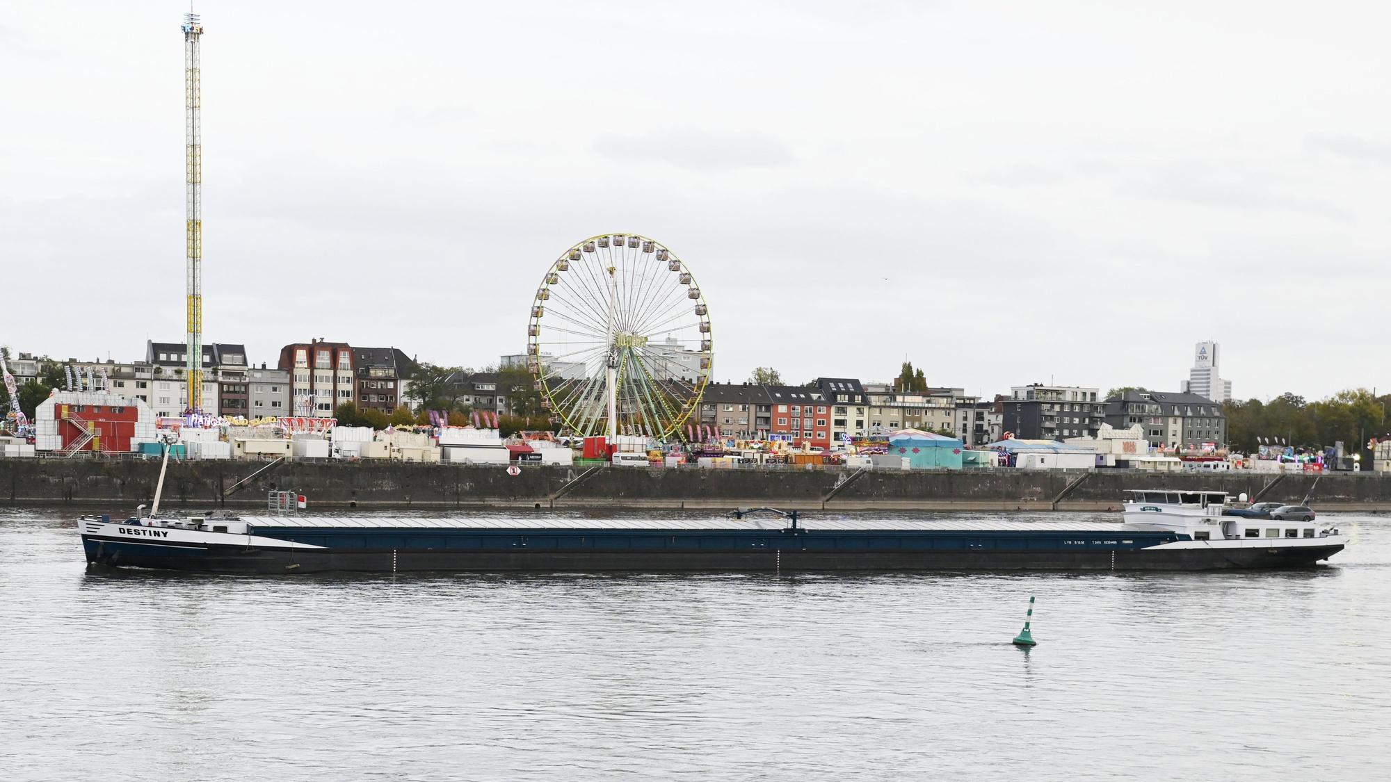 Ein Frachtschiff passiert die Deutzer Kirmes.
