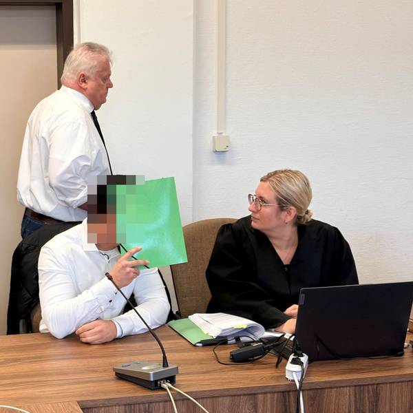 Die beiden angeklagten Polizisten mit ihren Anwälten Michael Emde und Daniela Rohe beim Prozessauftakt im Landgericht Köln