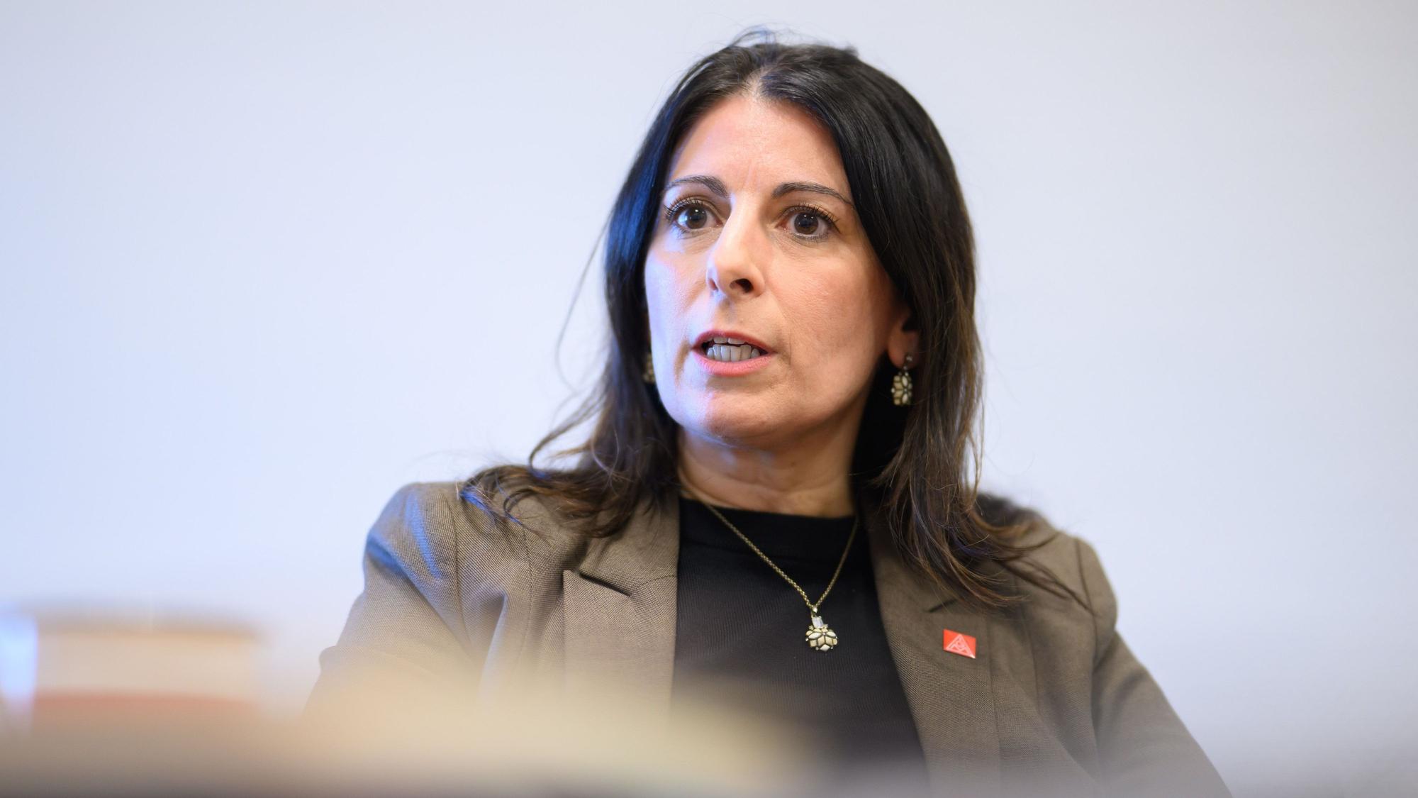 ARCHIV - 25.02.2026, Niedersachsen, Wolfsburg: Daniela Cavallo, Vorsitzende des Gesamt- und Konzernbetriebsrats der Volkswagen AG, spricht während eines Interviews mit der dpa Deutsche Presse-Agentur im VW Stammwerk. (zu dpa: «Cavallo: Auftritt von Audi-Chef bei Trump ist beschämend») Foto: Julian Stratenschulte/dpa +++ dpa-Bildfunk +++