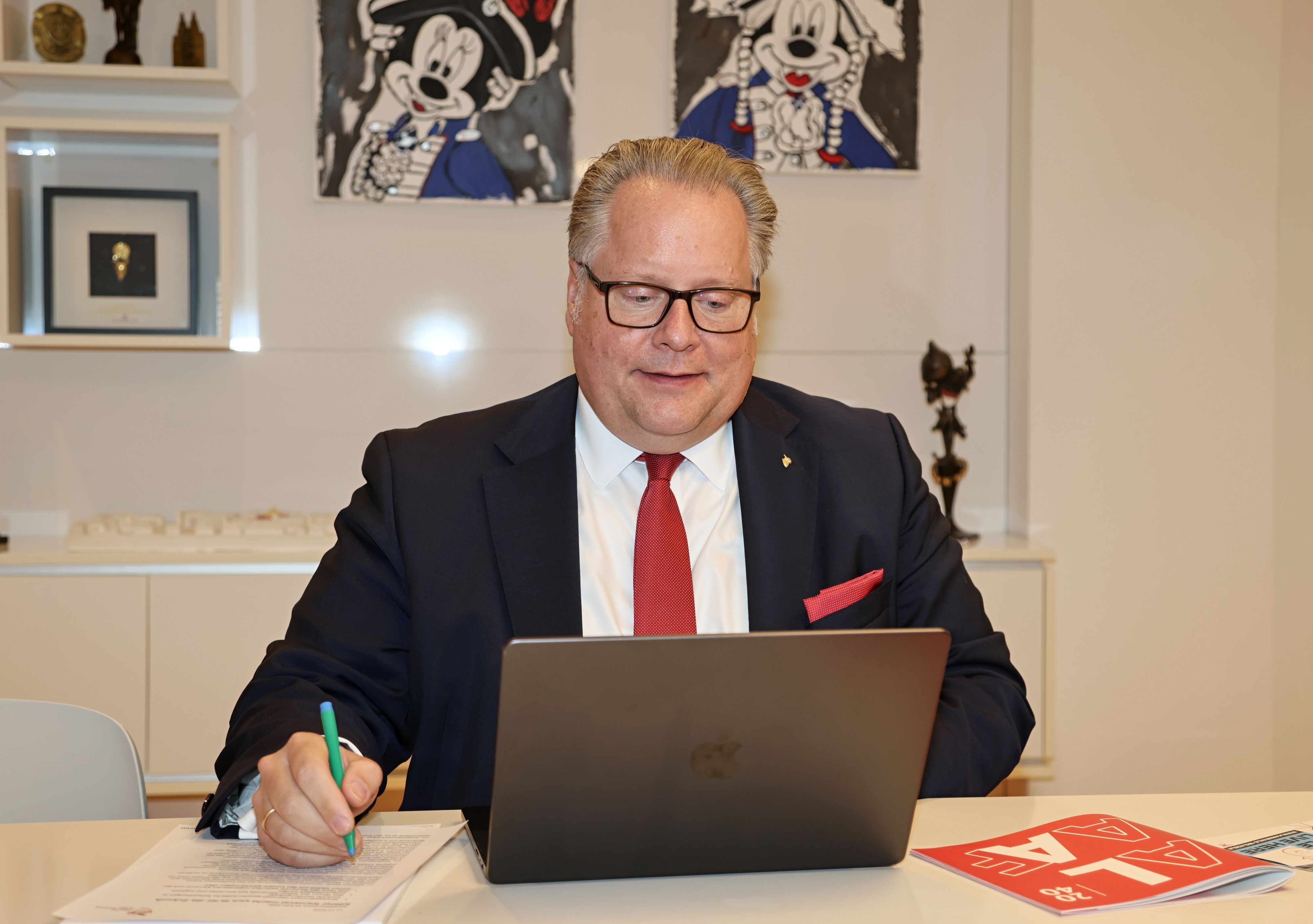 Lutz Schade sitzt an seinem Schreibtisch.