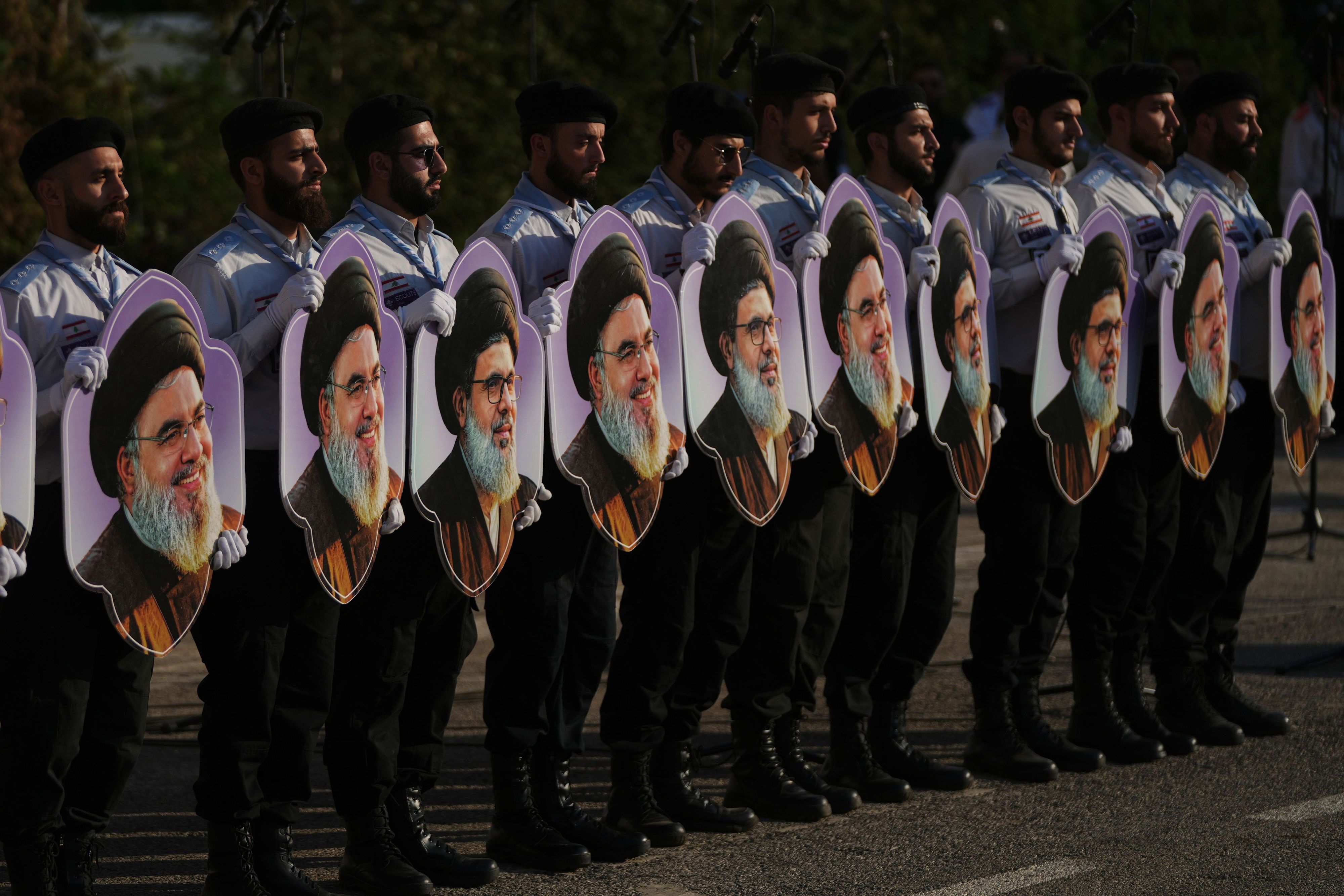 Mitglieder der „Al-Mahdi-Pfadfinder“ der Hisbollah halten Porträts der Hisbollah-Führer Hassan Nasrallah und seines Cousins und Nachfolgers Hashem Safieddine hoch, während einer Gedenkveranstaltung zum zweiten Jahrestag ihres Todes durch einen israelischen Luftangriff in Dahiyeh, einem südlichen Vorort von Beirut im Libanon.
