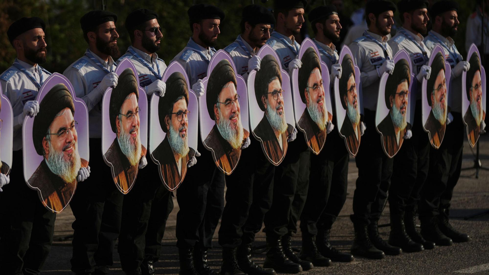Mitglieder der „Al-Mahdi-Pfadfinder“ der Hisbollah halten Porträts der Hisbollah-Führer Hassan Nasrallah und seines Cousins und Nachfolgers Hashem Safieddine hoch, während einer Gedenkveranstaltung zum zweiten Jahrestag ihres Todes durch einen israelischen Luftangriff in Dahiyeh, einem südlichen Vorort von Beirut im Libanon.