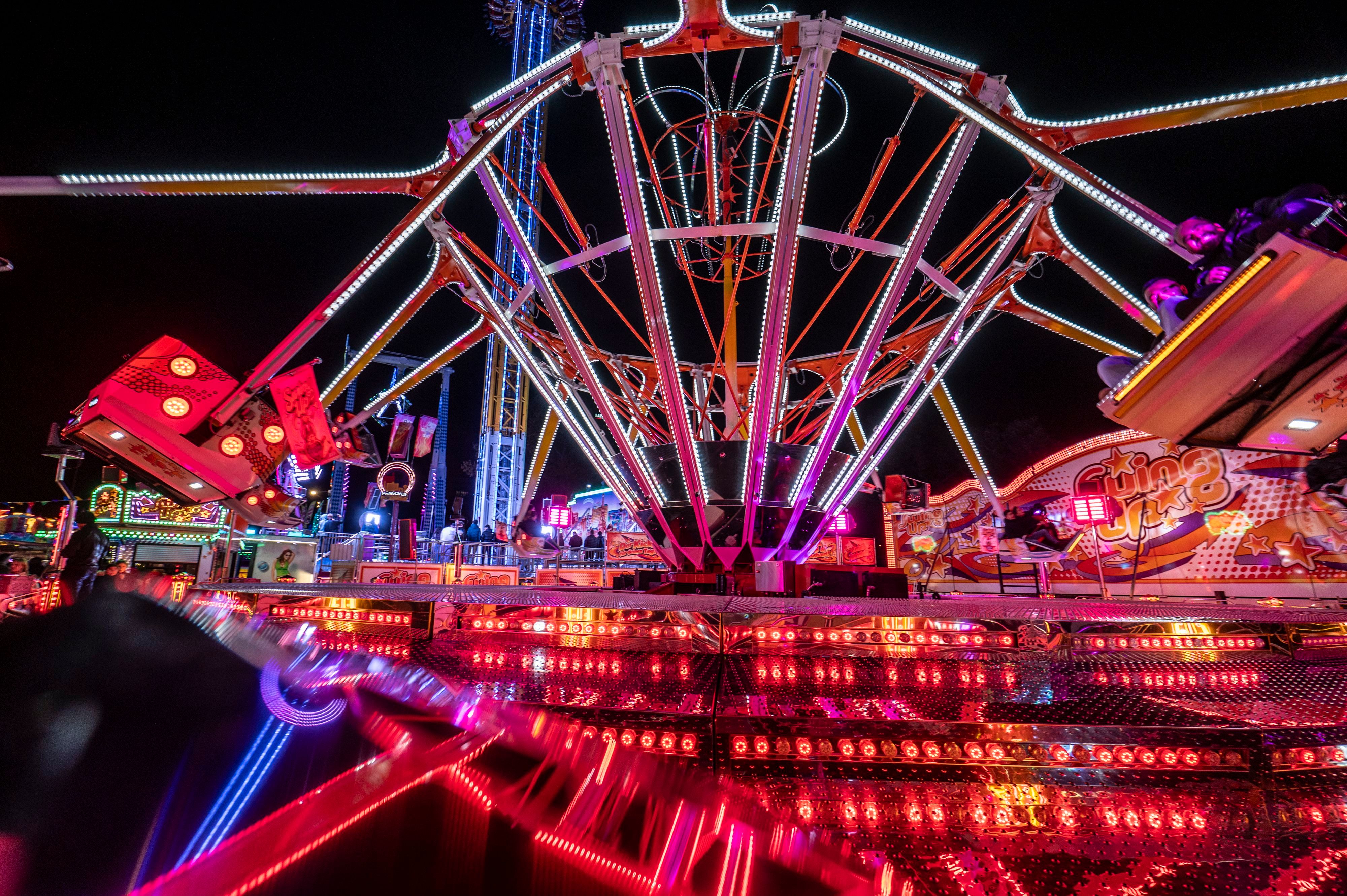 Die Deutzer Kirmes leuchtet im Dunkeln
