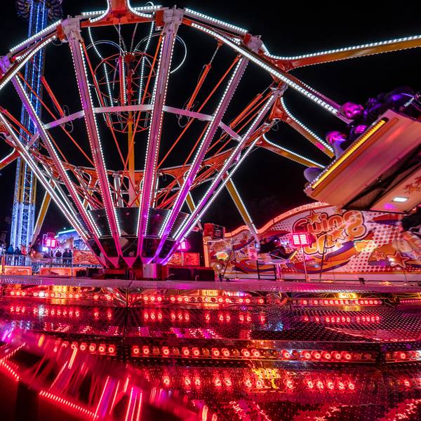 Die Deutzer Kirmes leuchtet im Dunkeln