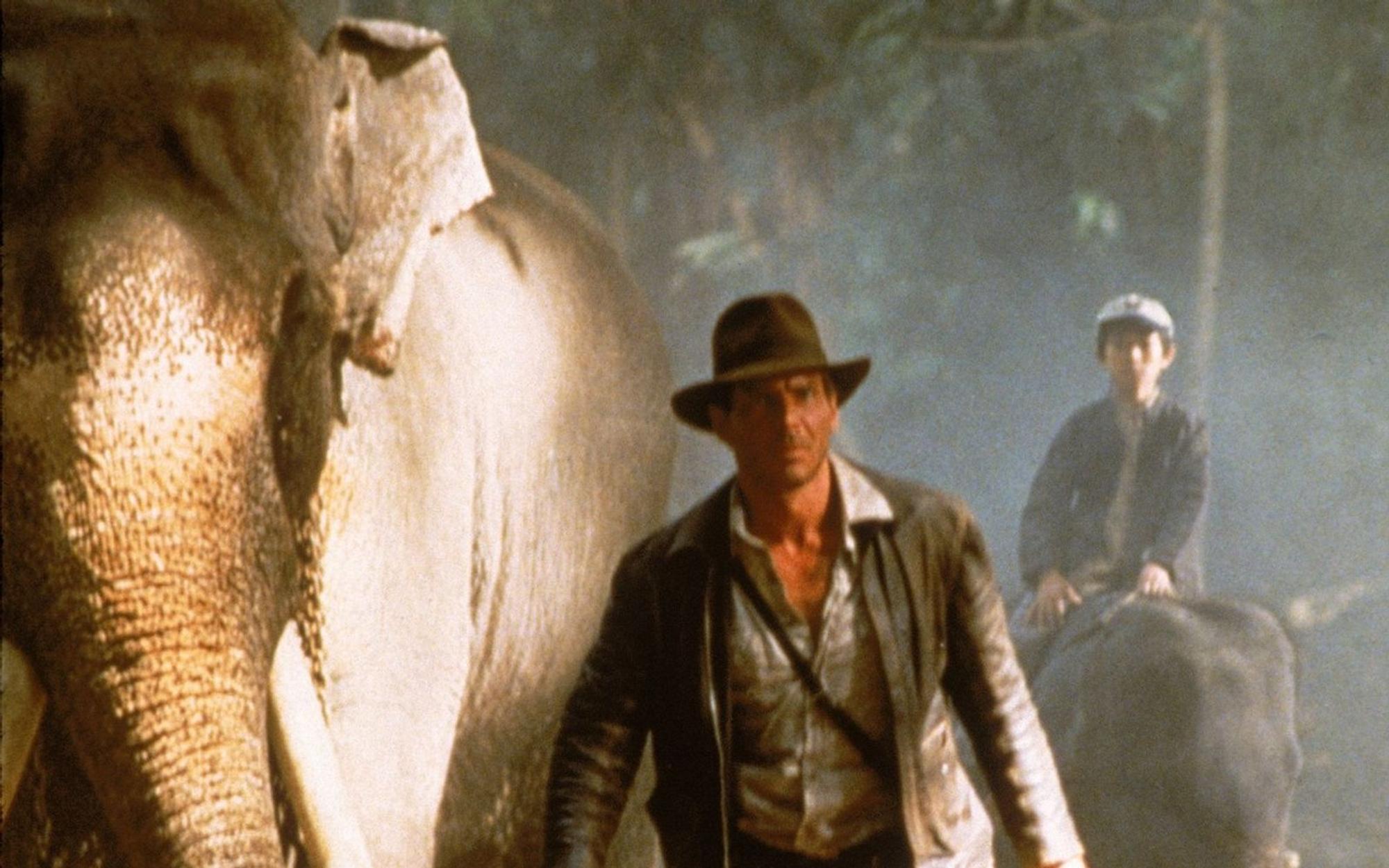 Auf Elefanten machen sich Indy (Harrison Ford, links) und Shorty (Jonathan Ke Quan) auf den Weg zum Palast des Maharadschas von Pankot. (Bild: ProSieben / Paramount Pictures)
