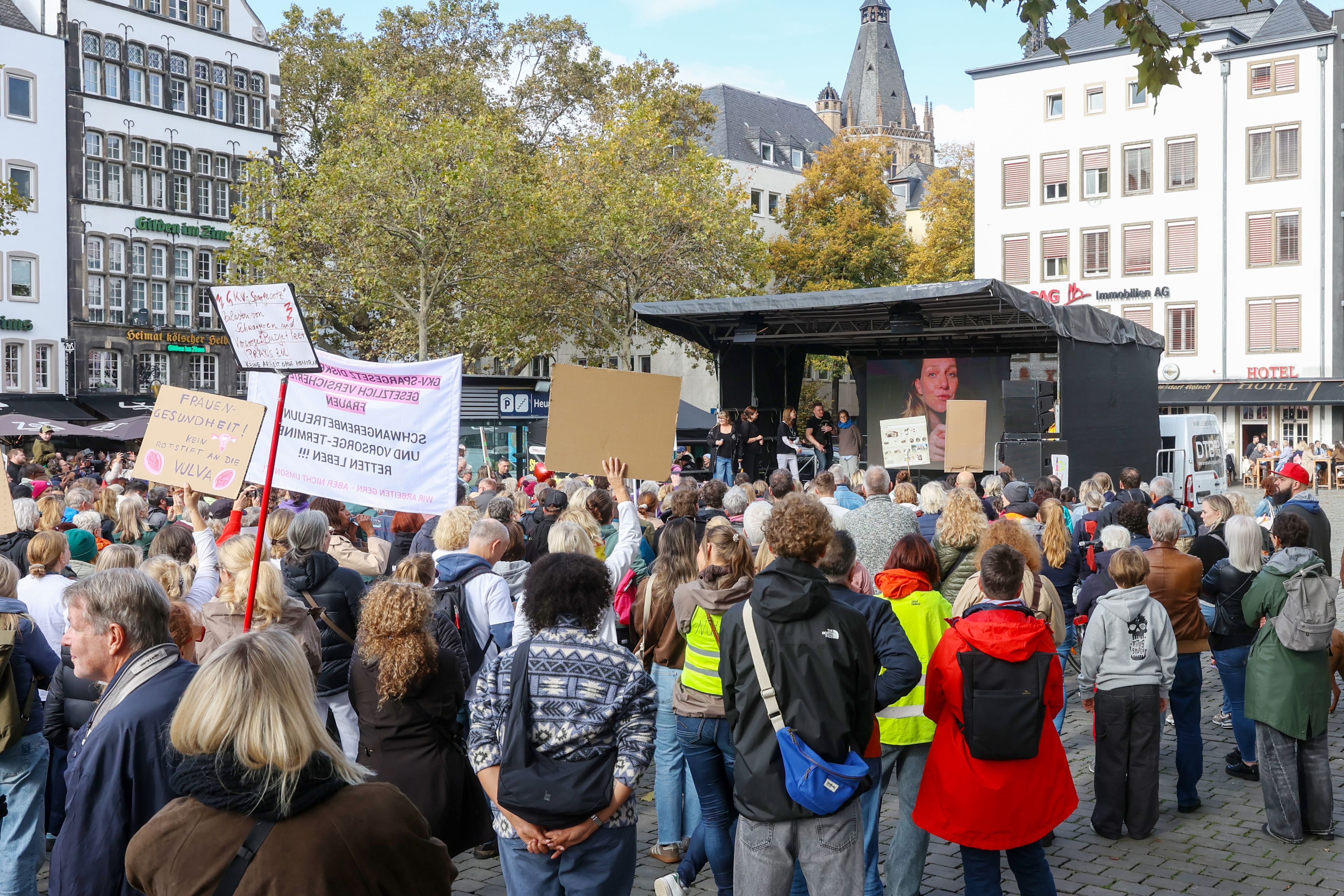 17.10.2026. Köln: Unter dem Motto „Es reicht! Gesundheit statt Sparwahn.“ findet eine Demonstration gegen die Kürzungen im Gesundheitswesen am Heumarkt statt.  Organisatorin ist Dr. med. Bea Merscher. Foto: Martina Goyert