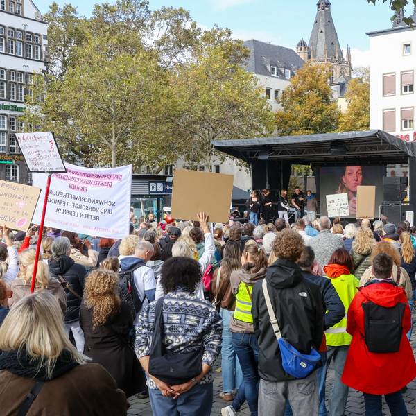 17.10.2026. Köln: Unter dem Motto „Es reicht! Gesundheit statt Sparwahn.“ findet eine Demonstration gegen die Kürzungen im Gesundheitswesen am Heumarkt statt. Organisatorin ist Dr. med. Bea Merscher. Foto: Martina Goyert