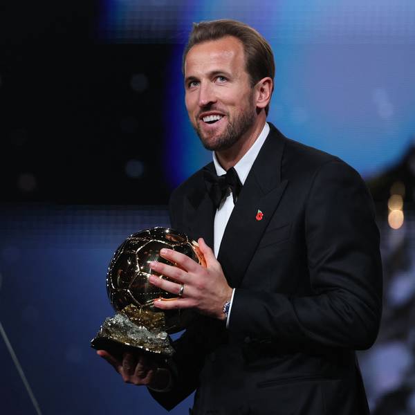 Auf der Bühne hält Weltfußballer Harry Kane den Ballon d'Or in den Händen.