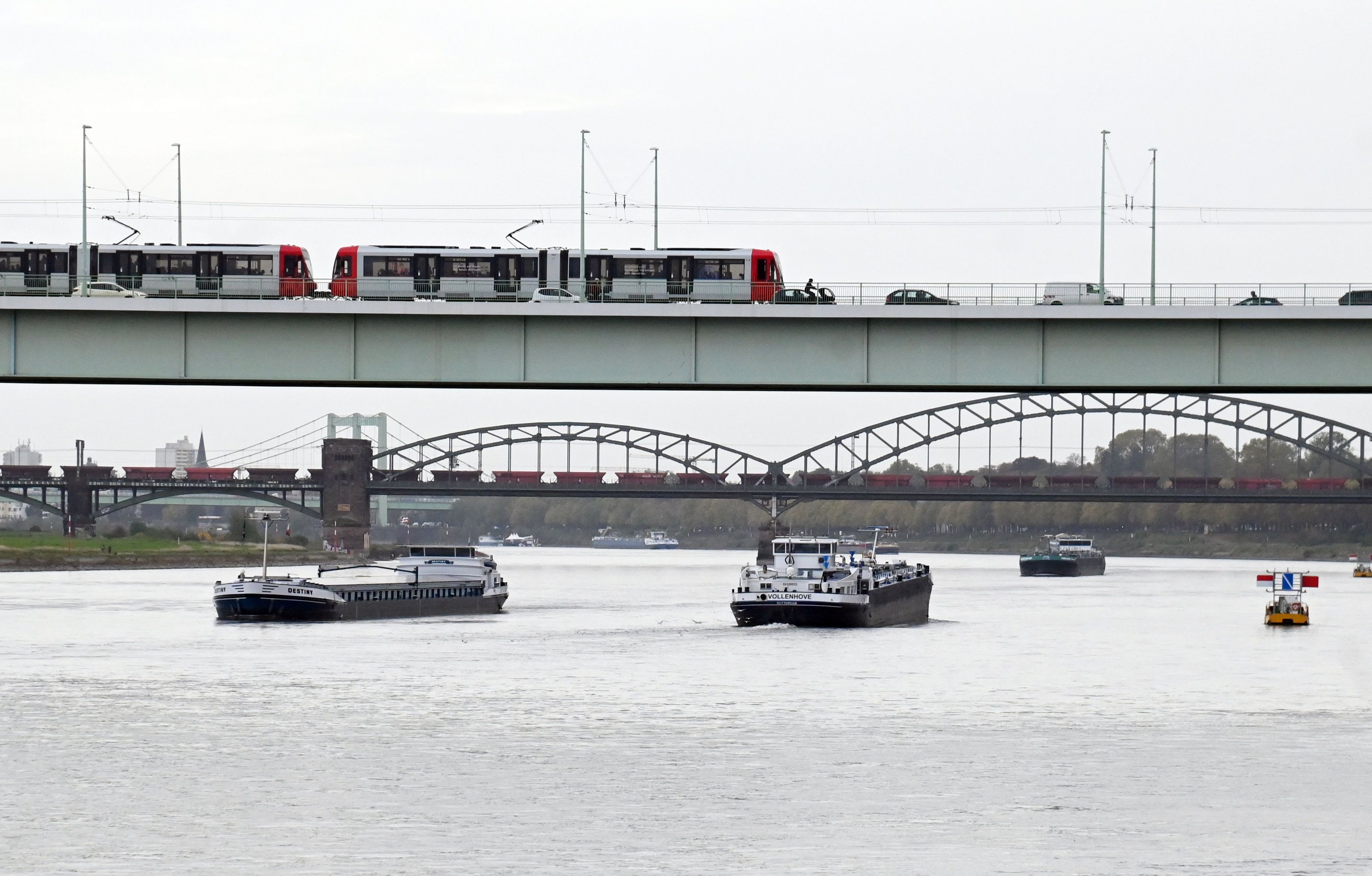 Der Wasserstand im Rhein in Köln ist am 26. Oktober auf über einen Meter gestiegen. Nach einer wochenlangen Phase mit rekordniedrigen Pegelständen sind dadurch deutlich mehr Binnenschiffe auf der Wasserstraße unterwegs.