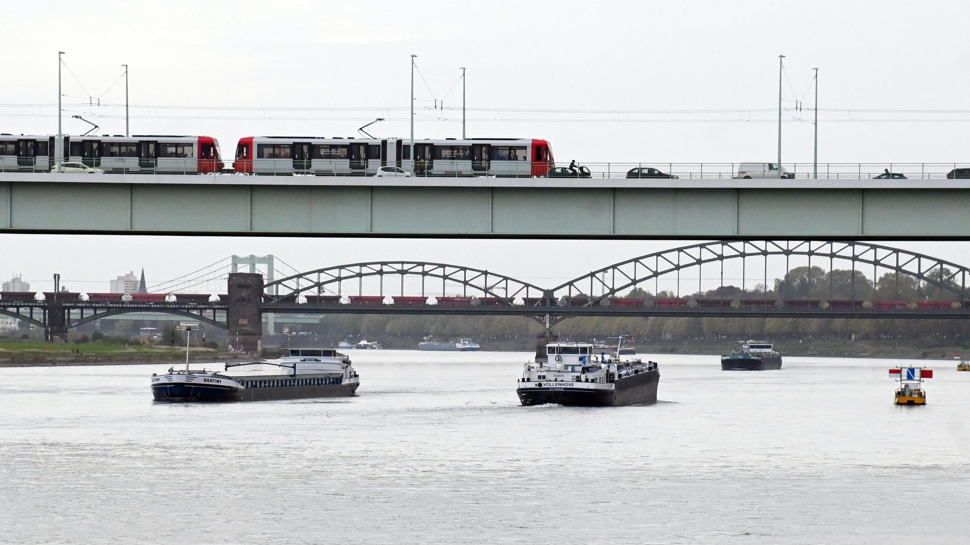 Der Wasserstand im Rhein in Köln ist am 26. Oktober auf über einen Meter gestiegen. Nach einer wochenlangen Phase mit rekordniedrigen Pegelständen sind dadurch deutlich mehr Binnenschiffe auf der Wasserstraße unterwegs.