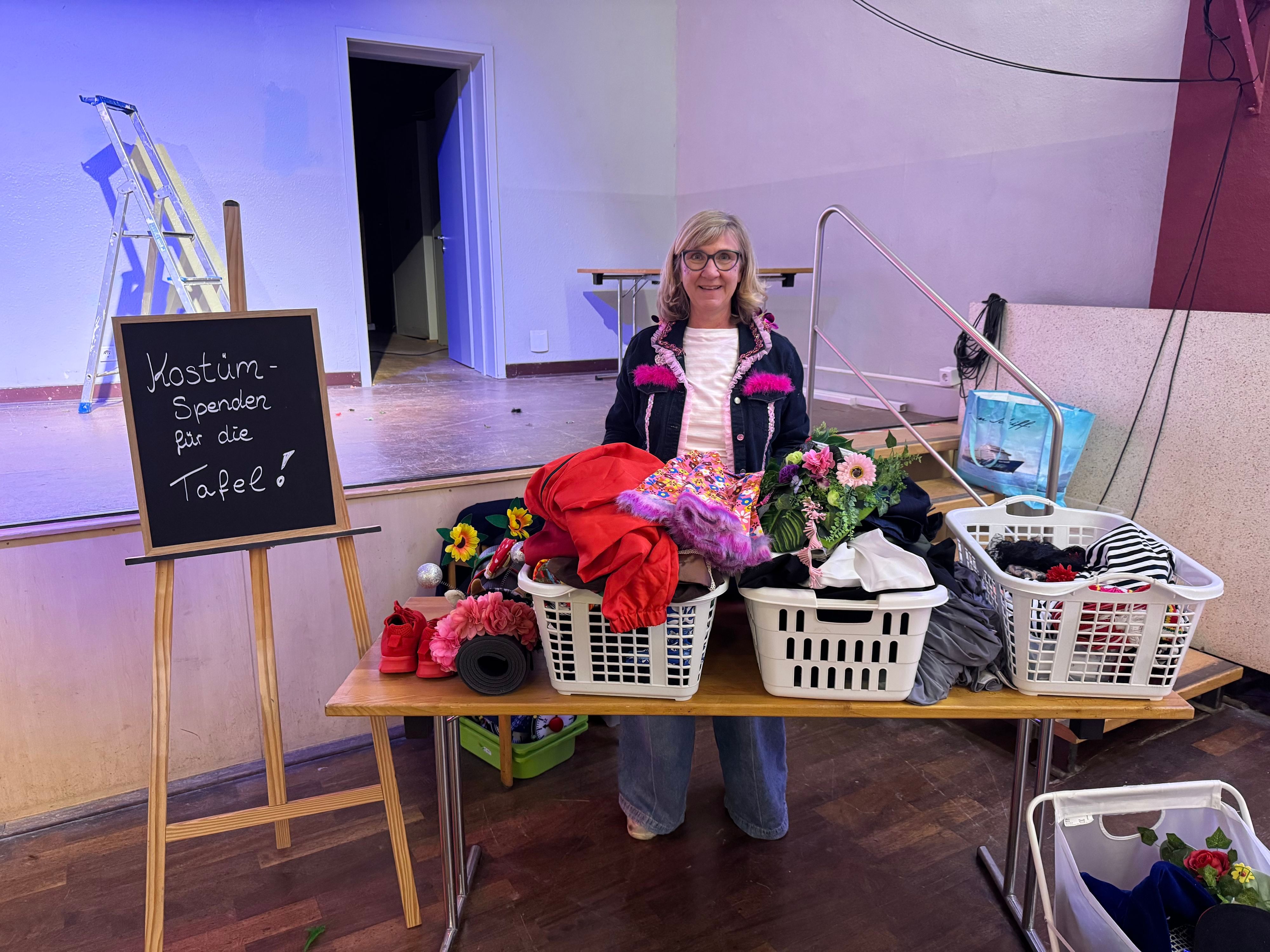 Christine Klaue an einem Stand bei der ersten Hitdorfer Kostümbörse