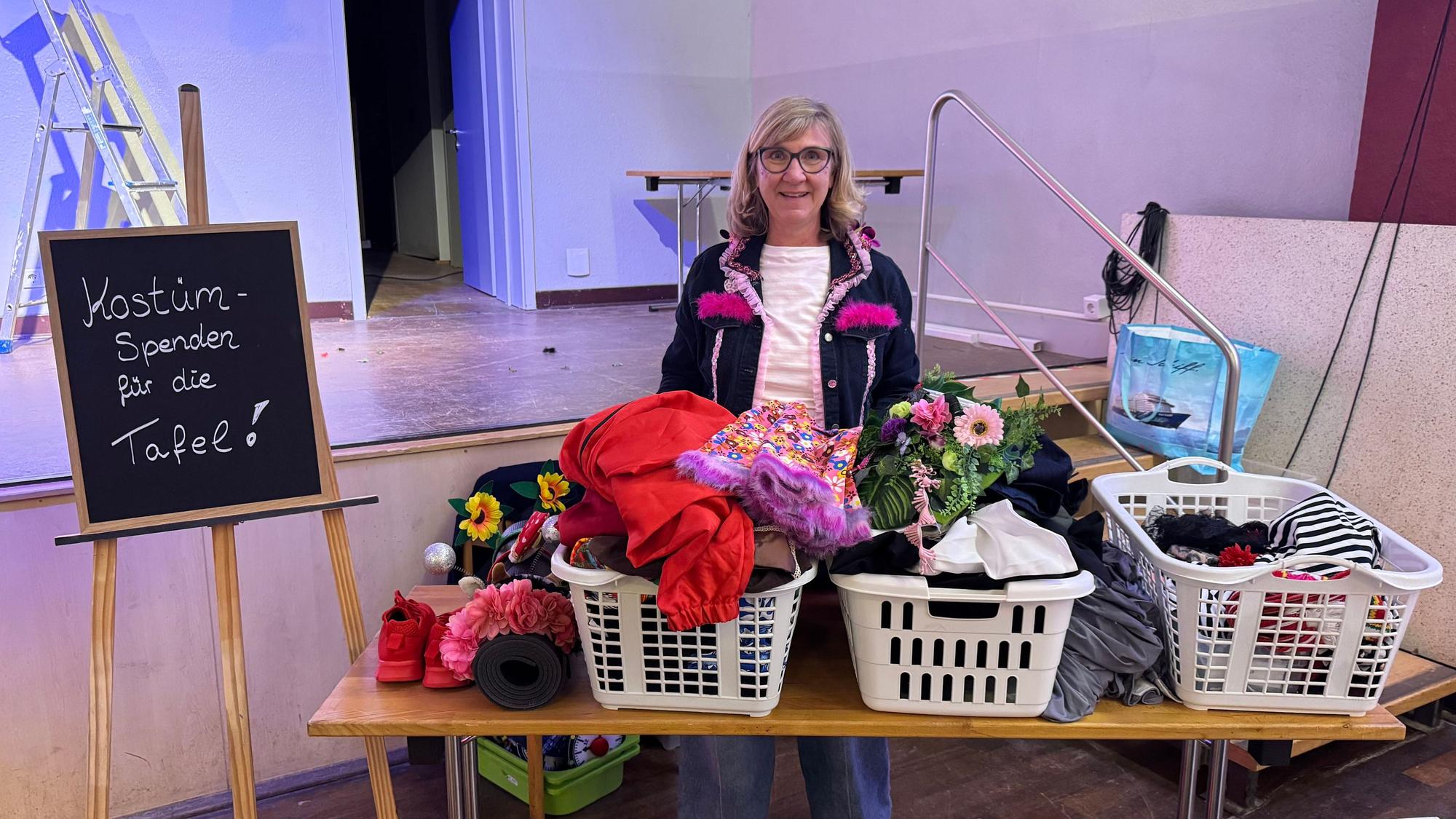 Christine Klaue an einem Stand bei der ersten Hitdorfer Kostümbörse