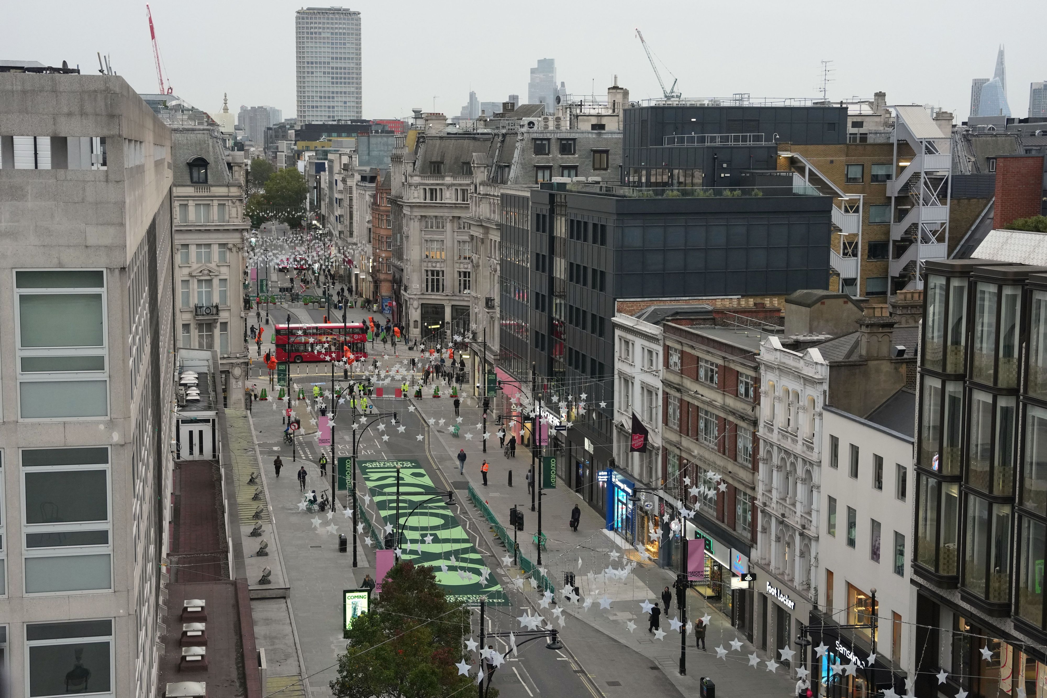 Der Abschnitt der Oxford Street zwischen der Orchard Street und der Great Portland Street ist seit dem 26.10.2026 für private Kraftfahrzeuge, Busse, Taxis, Mietwagen, Fahrräder, Roller und Fahrradrikschas gesperrt.