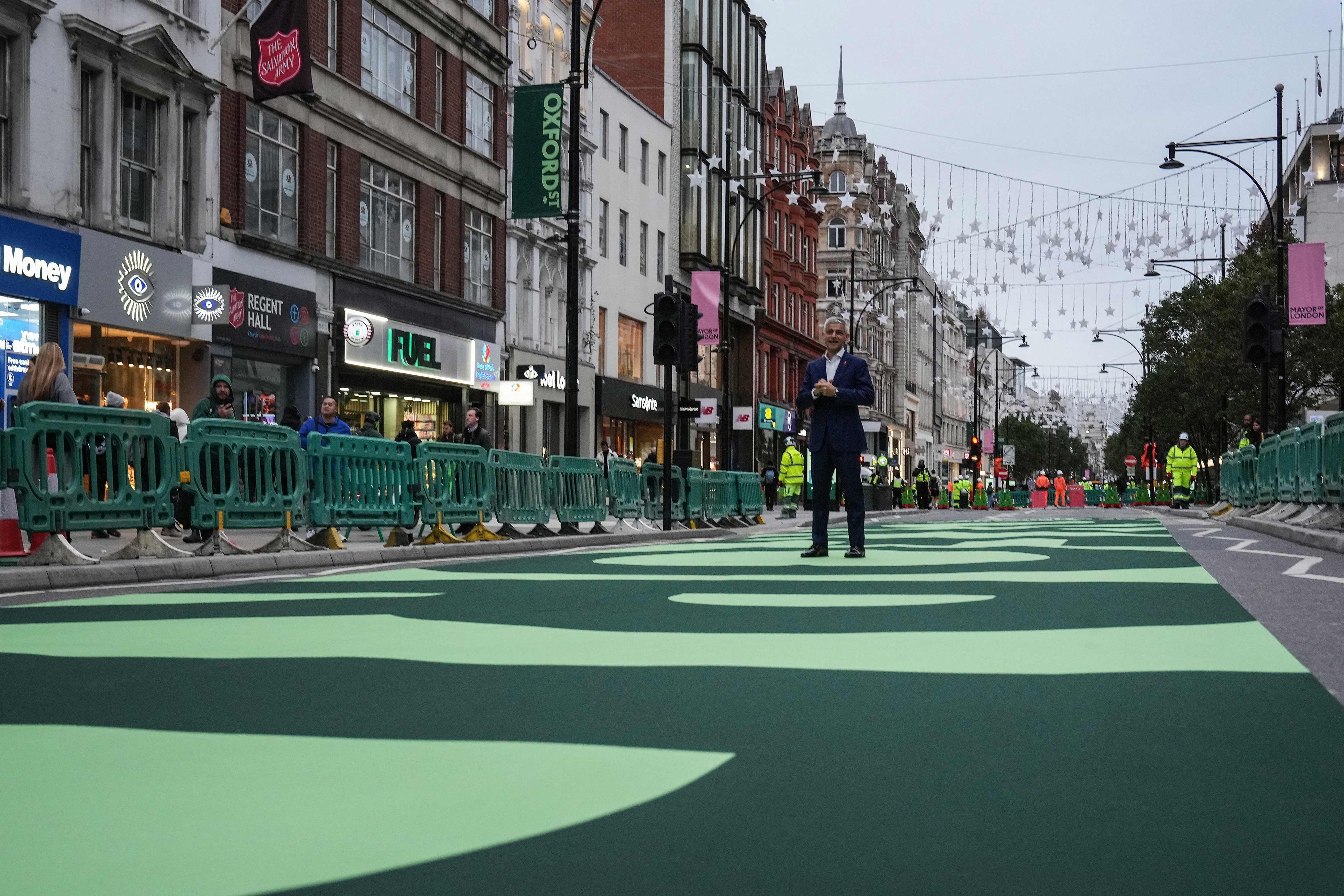 Lord Sadiq Khan steht auf der Oxford Street anlässlich des Inkrafttretens der Fußgängerzone.