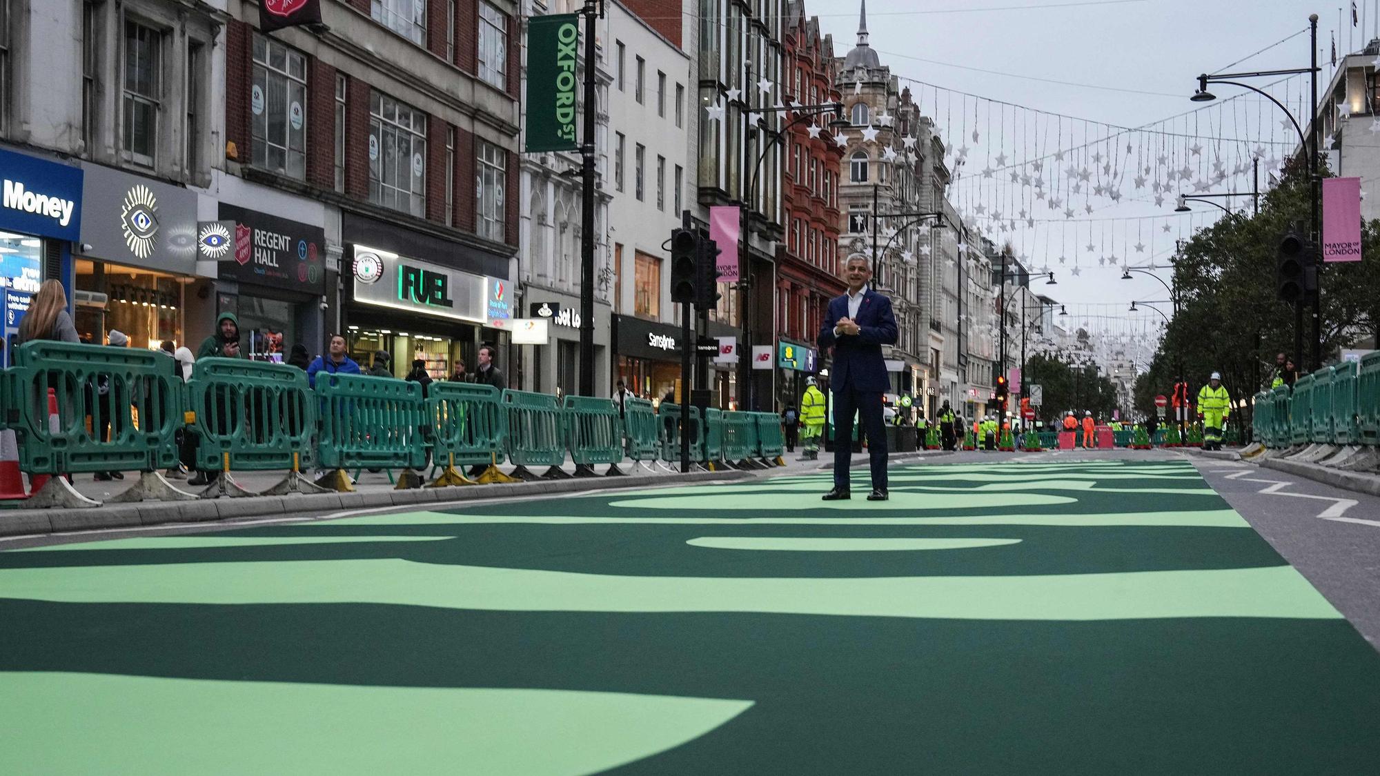 Lord Sadiq Khan steht auf der Oxford Street anlässlich des Inkrafttretens der Fußgängerzone.