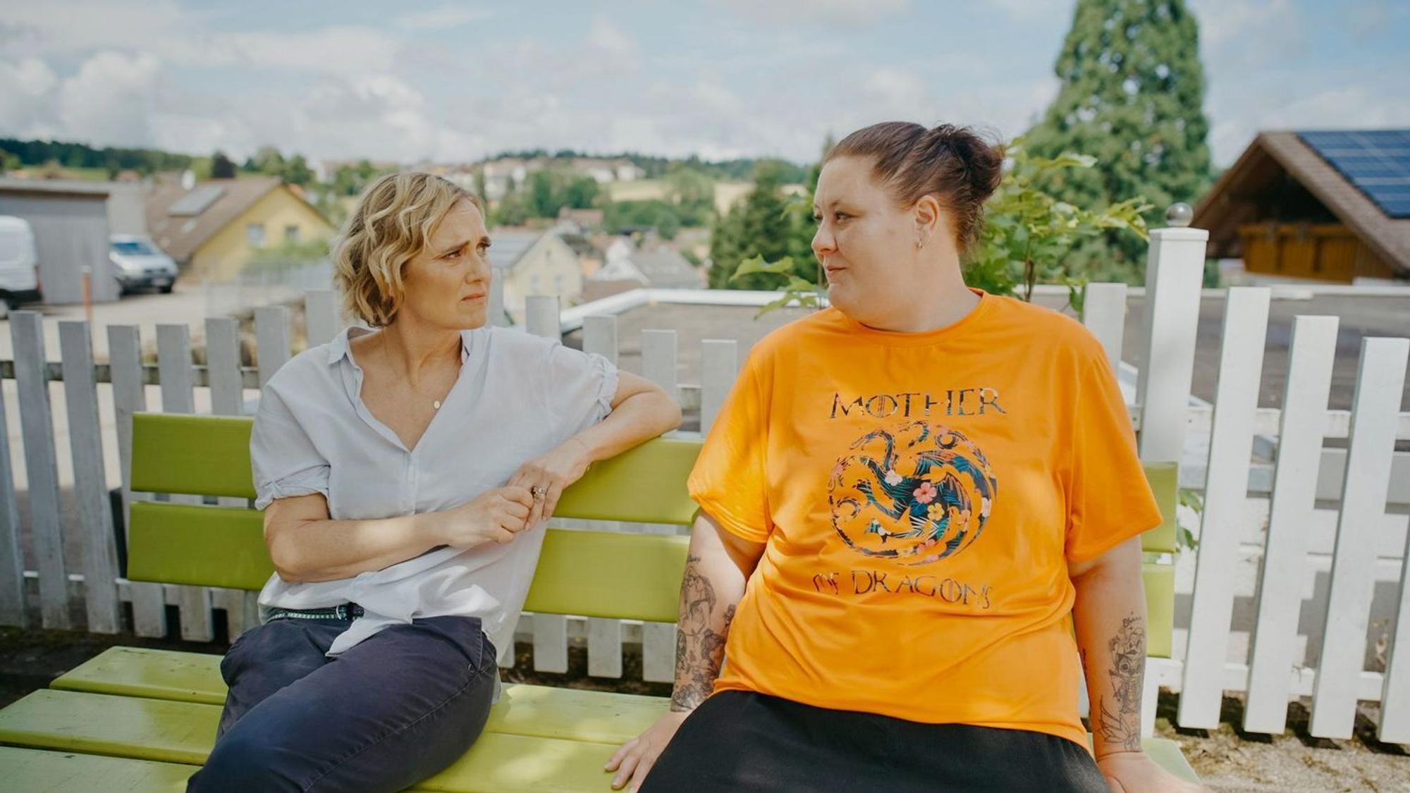 Caren Miosga (links) trifft in ihrer Reportage pflegende Angehörige, die mit ihren Kräften oft am Ende sind - etwa Angelina Kusterer, die seit Jahren ihre beiden Eltern pflegt.
(Bild: NDR/Jan Müller/MIO Media GmbH)