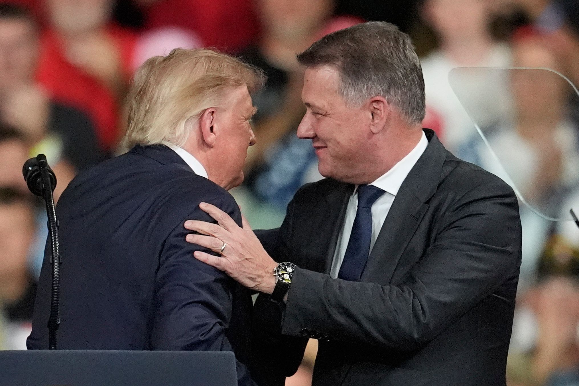 24.10.2026, USA, Perry: US-Präsident Donald Trump begrüßt Gernot Döllner, Vorstandsvorsitzender der Audi AG, bei einer Wahlkampfveranstaltung im Guardian Centers of Georgia. Foto: Mike Stewart/AP/dpa +++ dpa-Bildfunk +++
