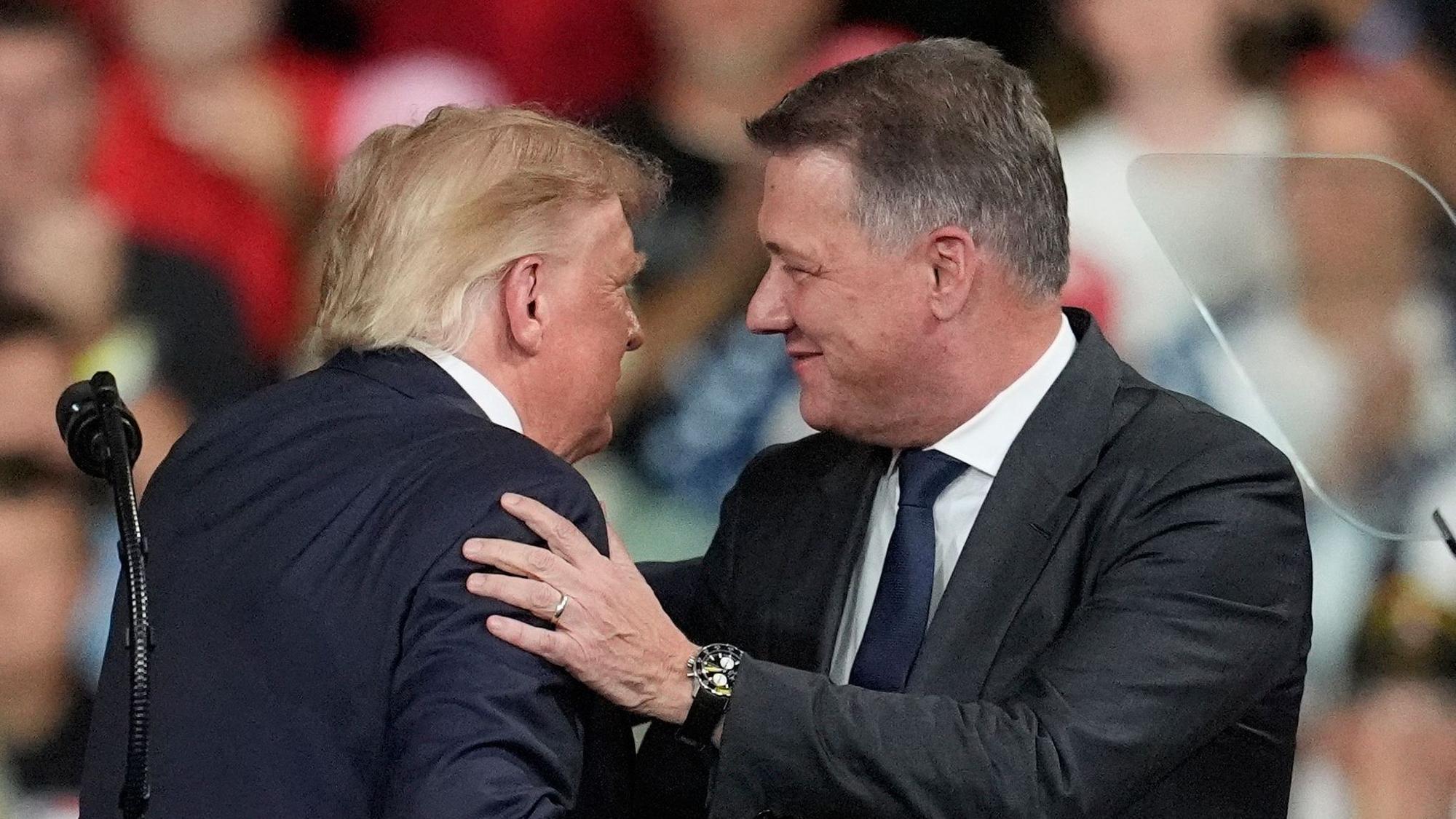 24.10.2026, USA, Perry: US-Präsident Donald Trump begrüßt Gernot Döllner, Vorstandsvorsitzender der Audi AG, bei einer Wahlkampfveranstaltung im Guardian Centers of Georgia. Foto: Mike Stewart/AP/dpa +++ dpa-Bildfunk +++