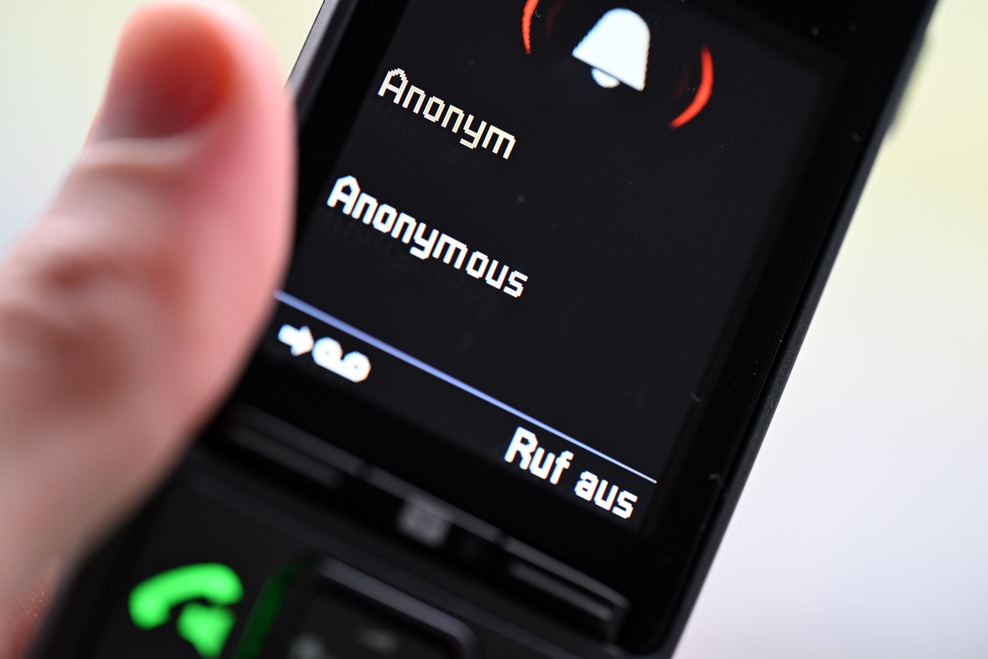Immer wieder erzählen Trickbetrüger ihren Opfern am Telefon Lügenmärchen, um ihnen Geld und Wertgegenstände abzuluchsen.