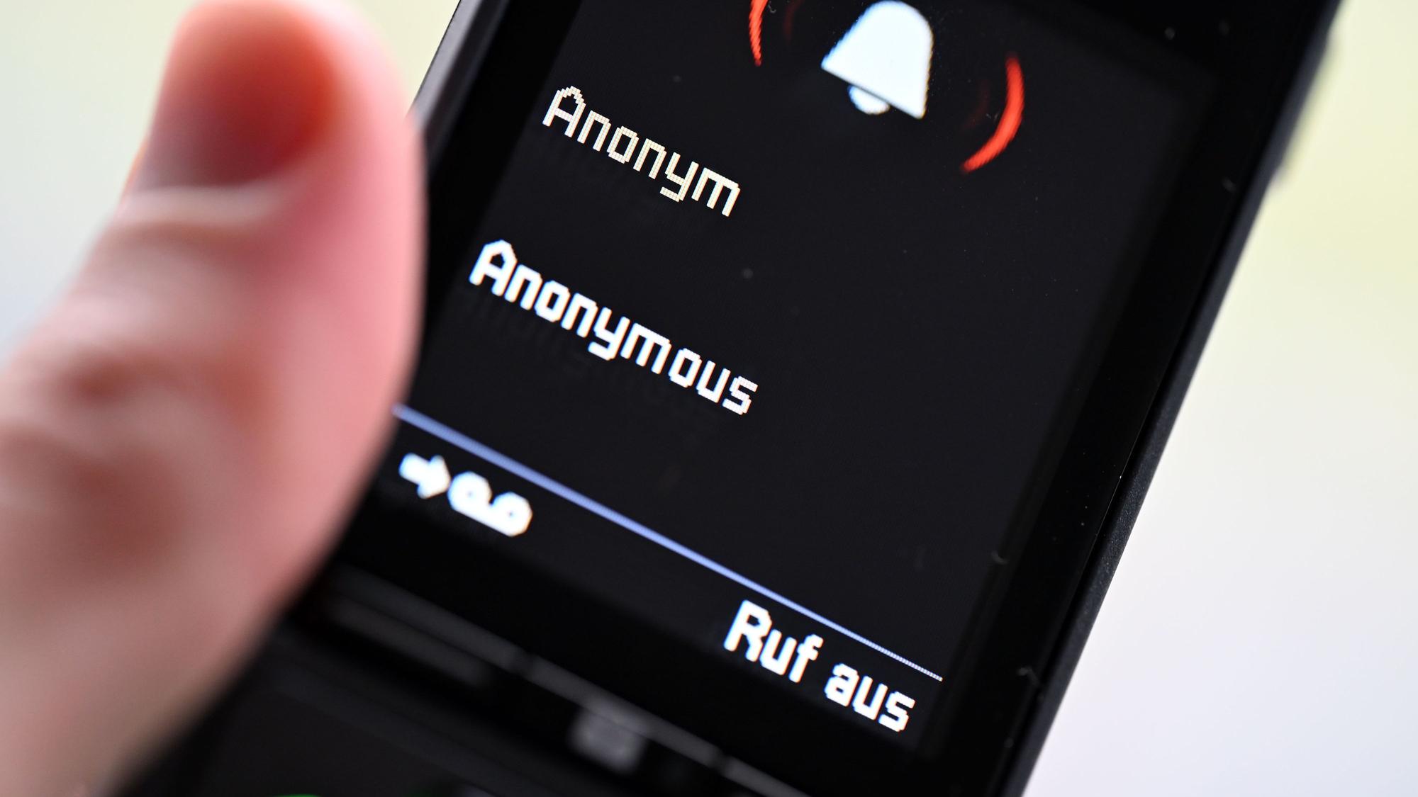 Immer wieder erzählen Trickbetrüger ihren Opfern am Telefon Lügenmärchen, um ihnen Geld und Wertgegenstände abzuluchsen.