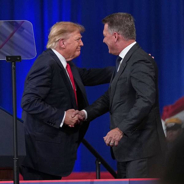 Ein viel kritisierter Handschlag: US-Präsident Donald Trump begrüßt Audi-Chef Gernot Döllner bei einem Wahlkampfauftritt in Georgia.