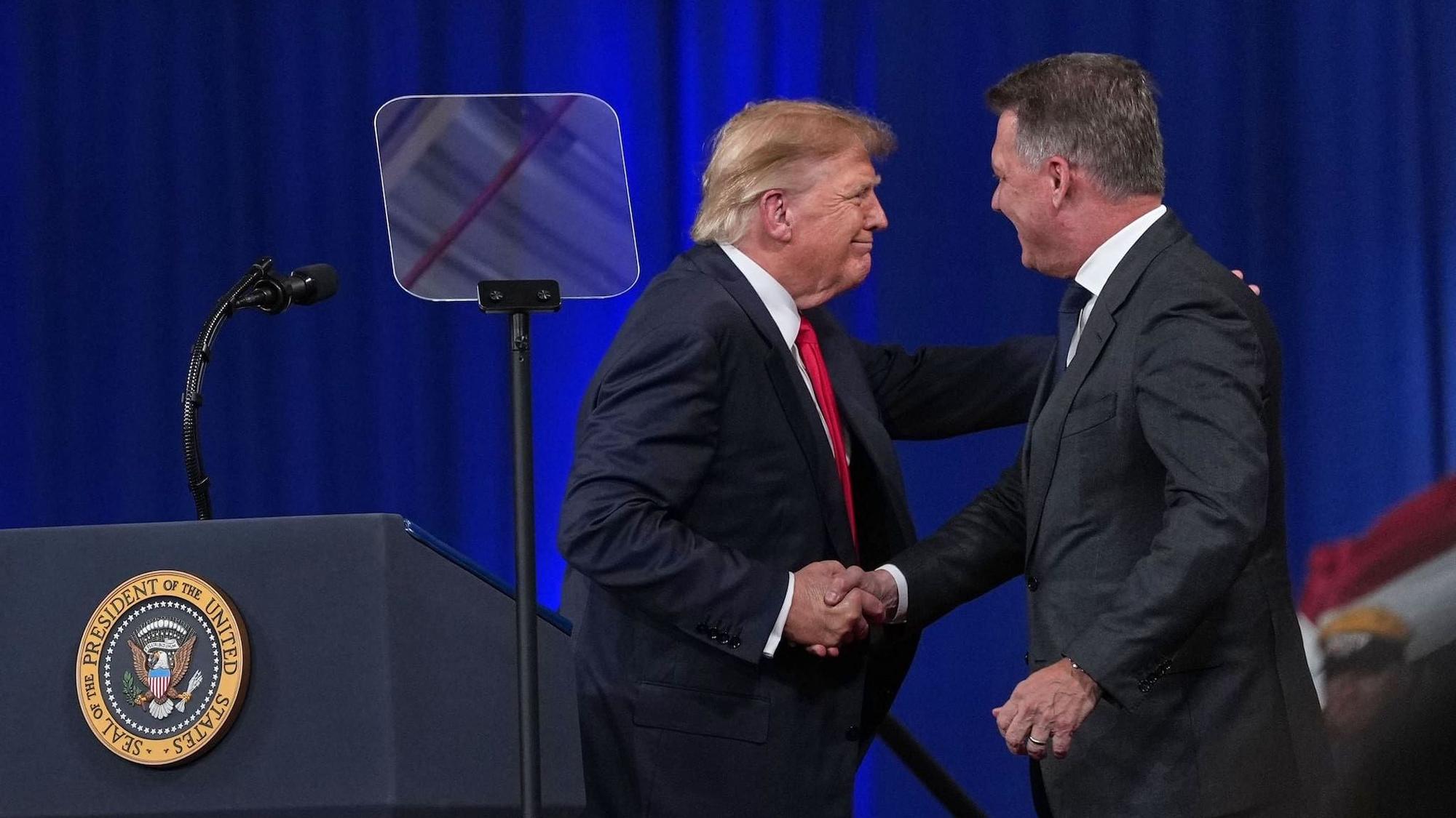 Ein viel kritisierter Handschlag: US-Präsident Donald Trump begrüßt Audi-Chef Gernot Döllner bei einem Wahlkampfauftritt in Georgia.
