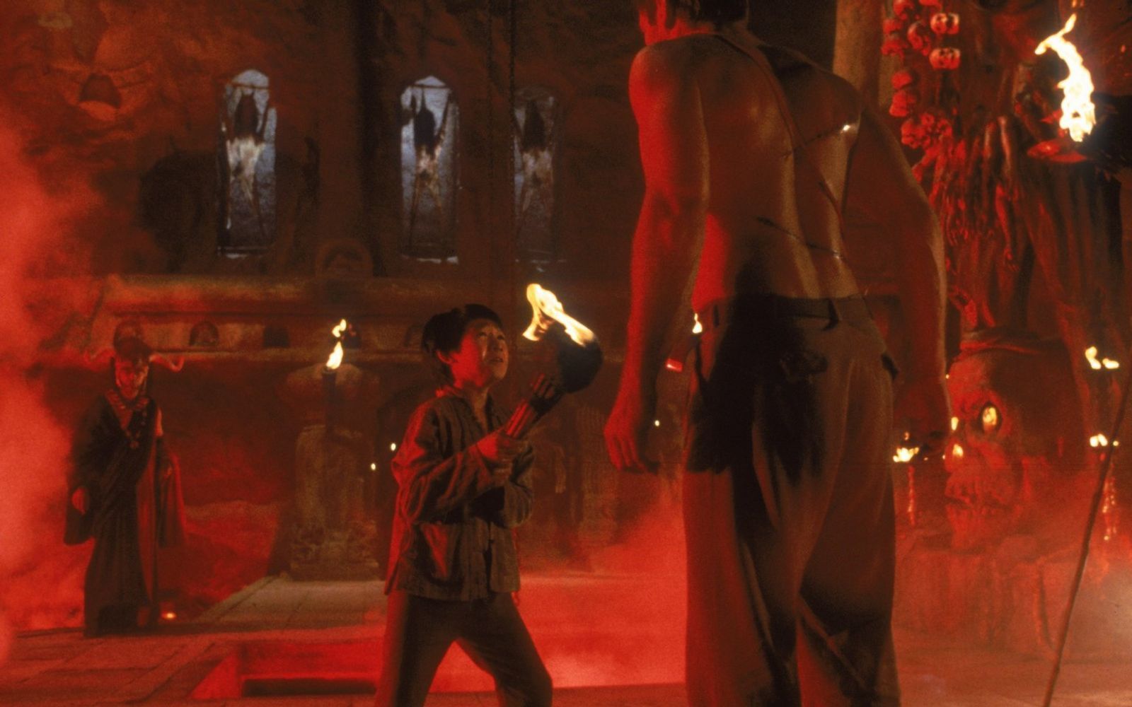 Im gruseligen zweiten Indy-Abenteuer geht's ziemlich düster zu: Das bekommt auch Shorty (Jonathan Ke Quan) am eigenen Leibe zu spüren. (Bild: ProSieben / Paramount Pictures)