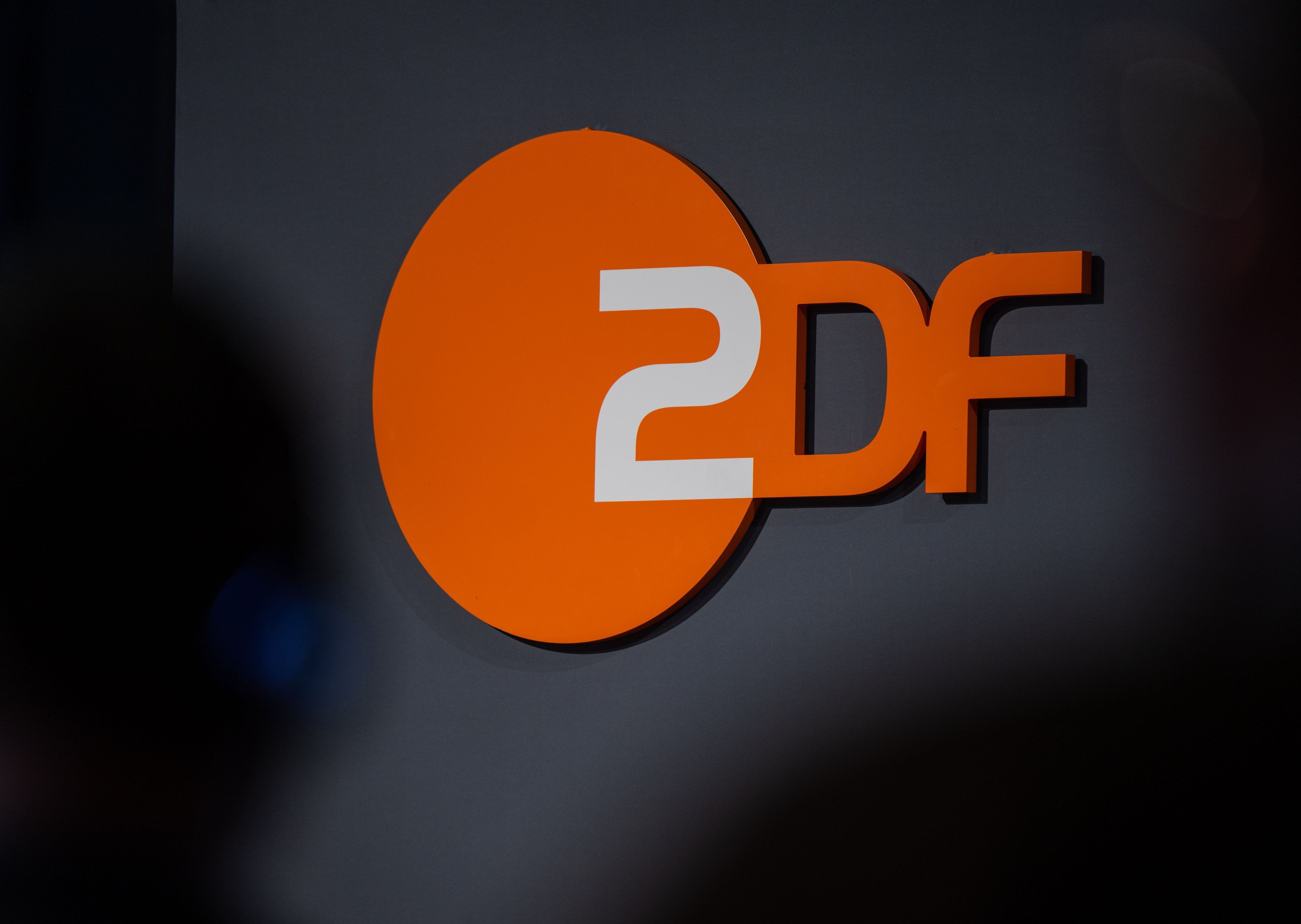Das Logo der öffentlich-rechtlichen Rundfunkanstalt Zweites Deutsches Fernsehen (ZDF), aufgenommen bei der Digital-Konferenz „Republica“. (Symbolbild)