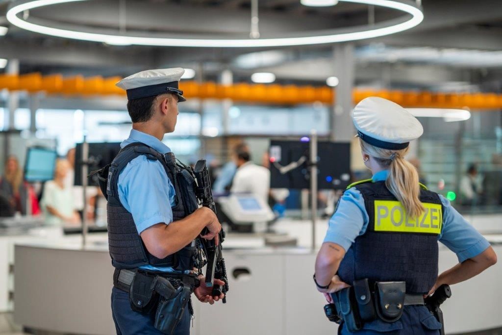 Bundespolizisten und Bundespolizistinnen reanimieren eine Reisende am Flughafen Köln/Bonn.