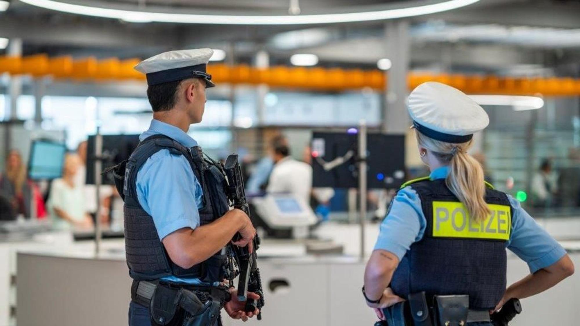 Bundespolizisten und Bundespolizistinnen reanimieren eine Reisende am Flughafen Köln/Bonn.