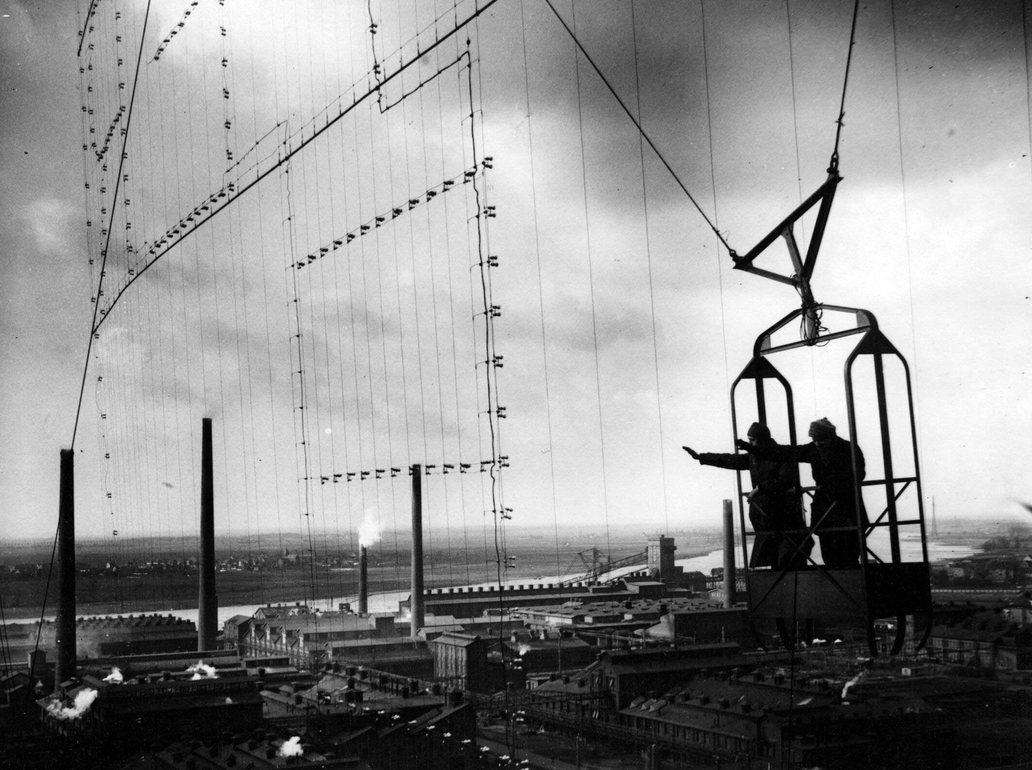 1933: Monteure warten das erste Bayer-Kreuz.