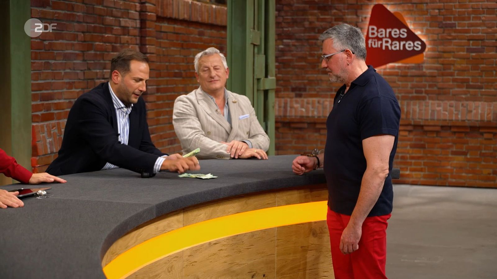 Die 1.250 Euro von Julian Schmitz-Avila (links) machten Verkäufer Jörgen „total happy“.
 (Bild: ZDF)