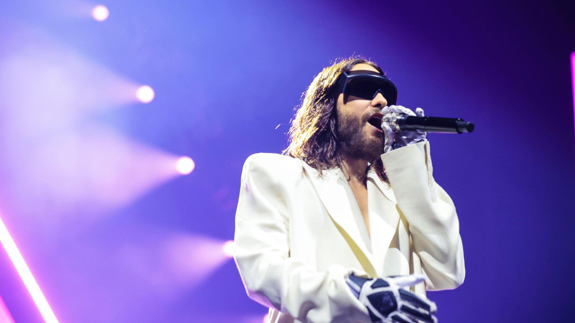 Thirty Seconds to Mars mit Leadsänger Jared Leto 2024 in der Lanxess Arena.