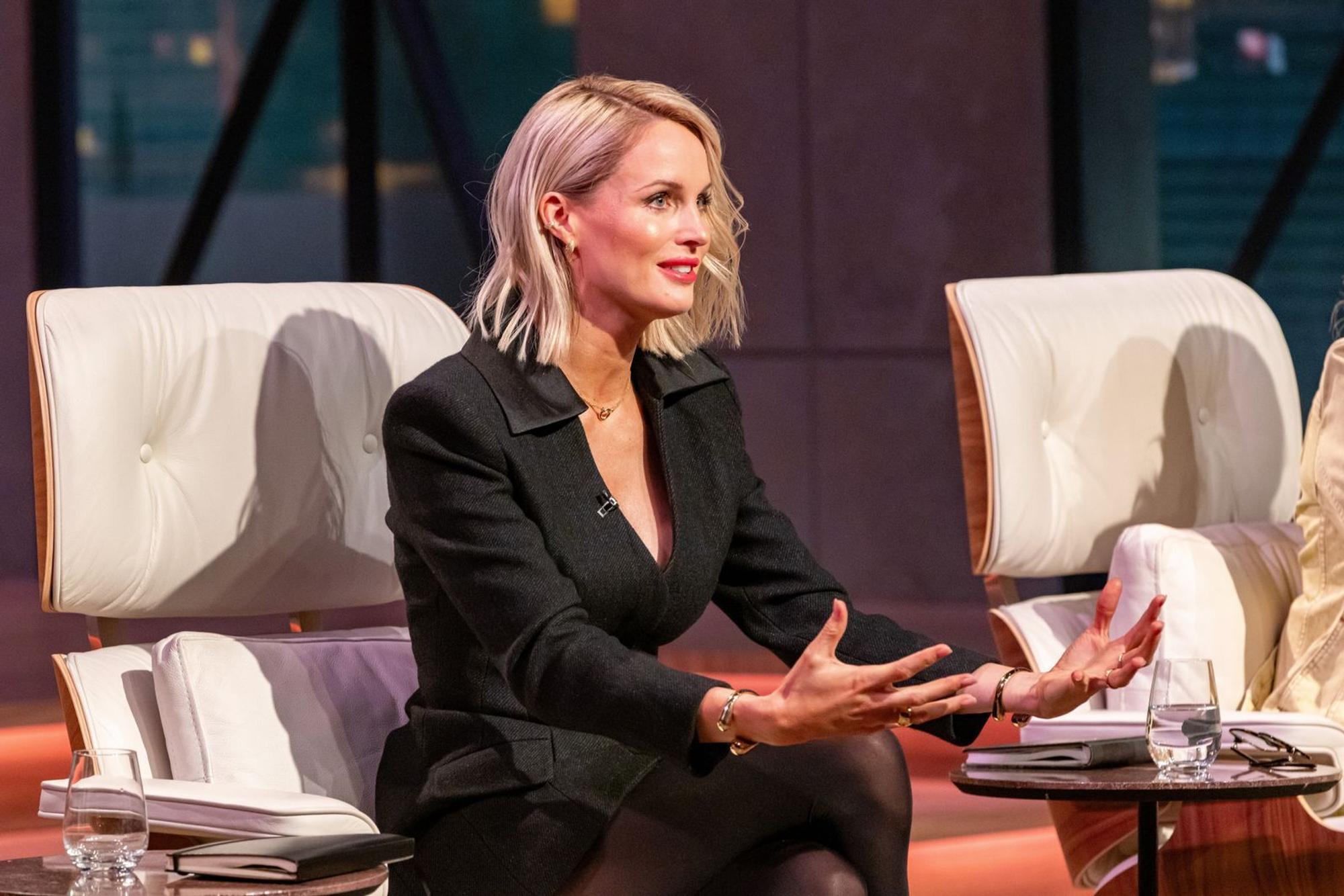 Janna Ensthaler ist vom Produkt begeistert, kann sich aber auf keinen Deal mit den Gründern einigen. (Bild: RTL / Bernd-Michael Maurer)