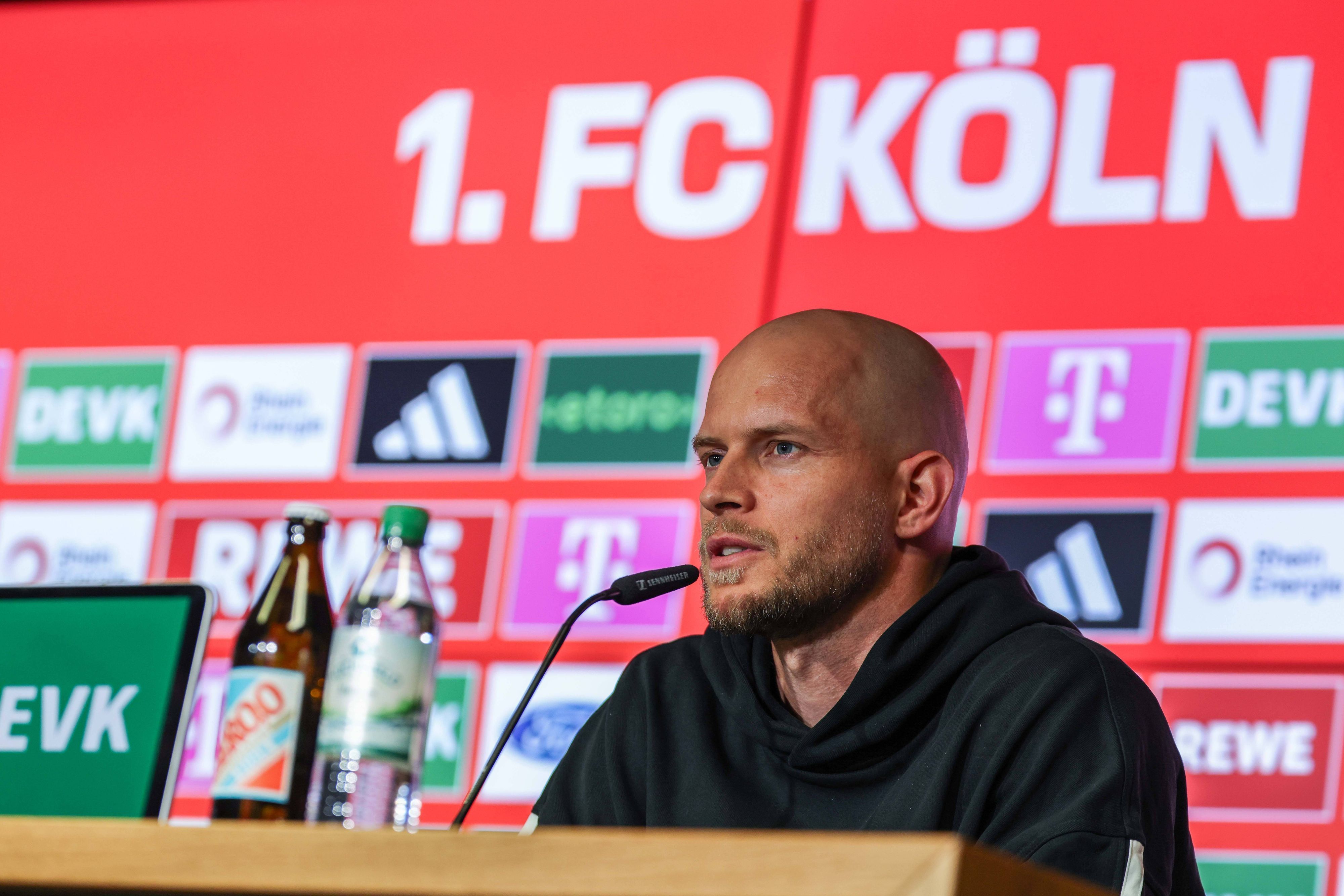 René Wagner (Trainer des 1. FC Köln) sitzt bei einer Pressekonferenz.