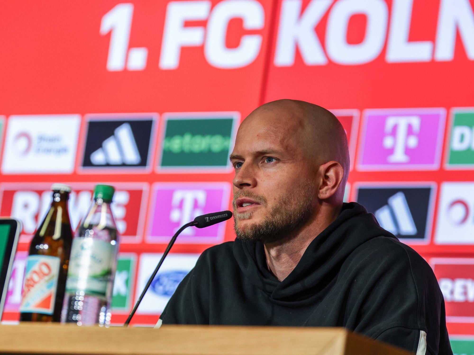 René Wagner (Trainer des 1. FC Köln) sitzt bei einer Pressekonferenz.