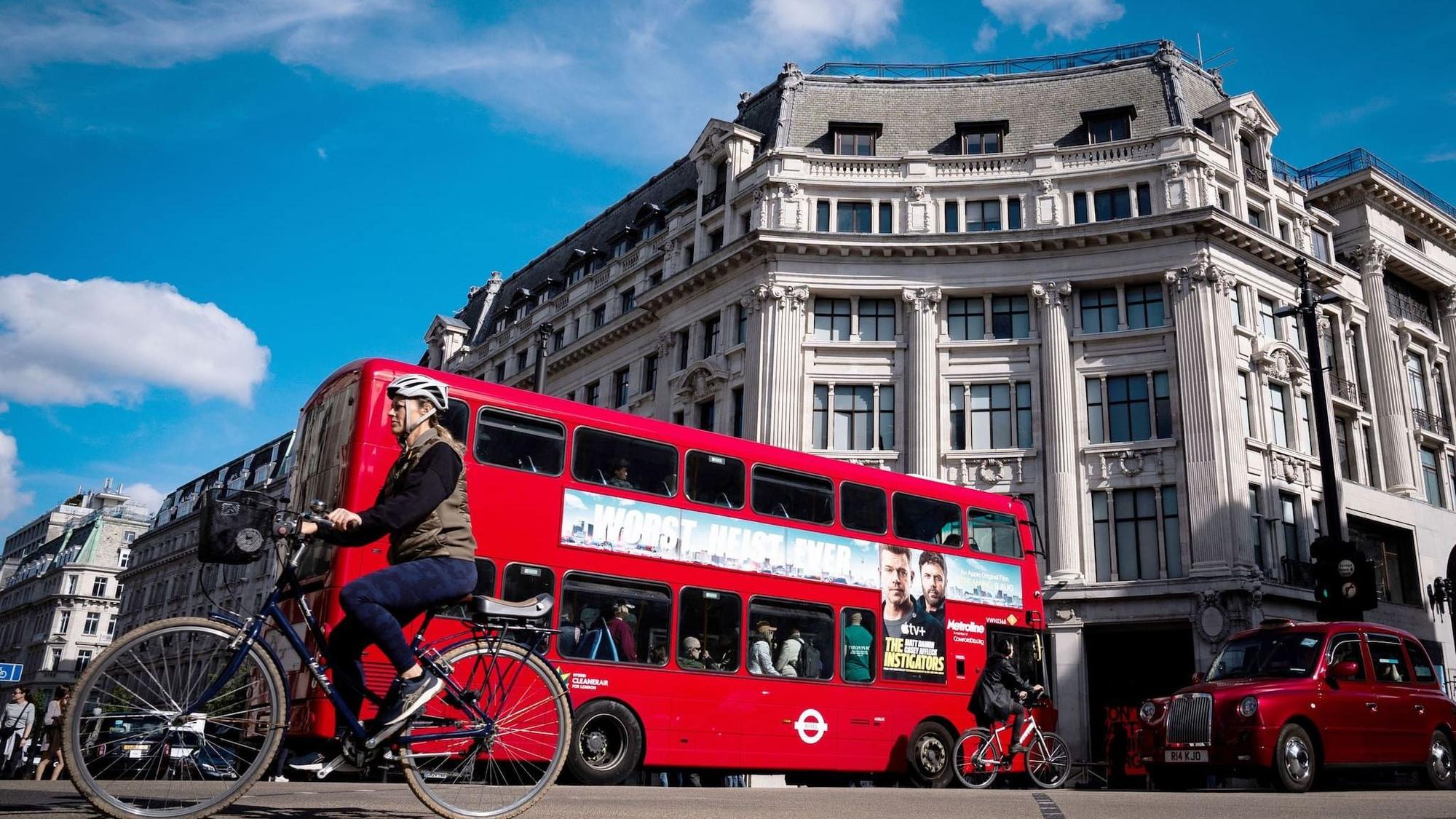 Ein Blick auf den Oxford Circus im Zentrum Londons. Die berühmte Londoner Einkaufsstraße Oxford Street soll teilweise zu einer Fußgängerzone werden.