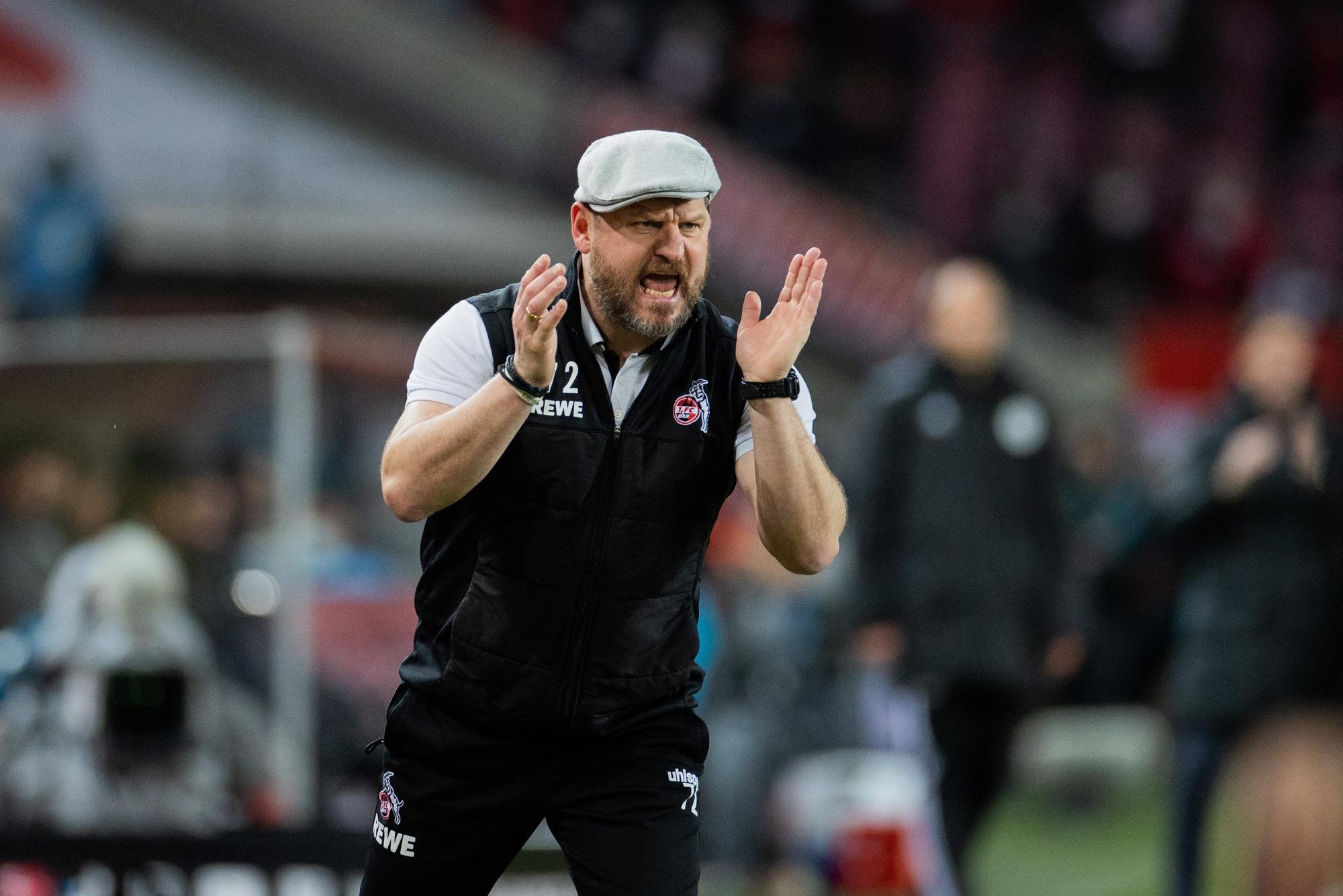 ARCHIV - 19.02.2022, Nordrhein-Westfalen, Köln: Fußball: Bundesliga, 1. FC Köln - Eintracht Frankfurt, 23. Spieltag, RheinEnergieStadion. Kölns Trainer Steffen Baumgart feuert sein Team an. (zu dpa «Von Schiebermütze bis Impfbedenken: Die Elf der Bundesliga-Saison») Foto: Rolf Vennenbernd/dpa - WICHTIGER HINWEIS: Gemäß den Vorgaben der DFL Deutsche Fußball Liga bzw. des DFB Deutscher Fußball-Bund ist es untersagt, in dem Stadion und/oder vom Spiel angefertigte Fotoaufnahmen in Form von Sequenzbildern und/oder videoähnlichen Fotostrecken zu verwerten bzw. verwerten zu lassen. +++ dpa-Bildfunk +++